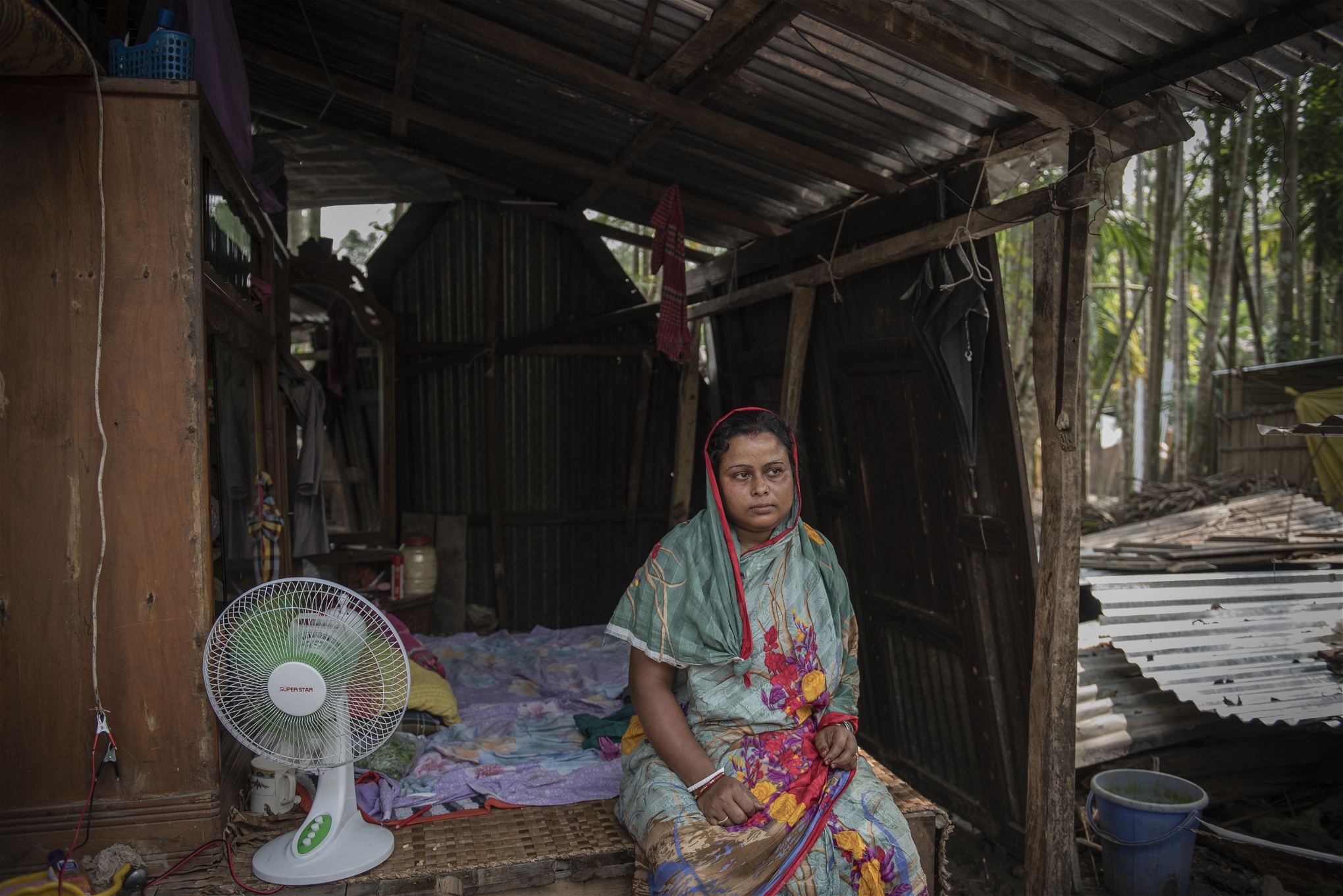 Chandana Sakhari i skjulet som är byggt av rester från sitt gamla hus. Här bor hon tillsammans med sin man.