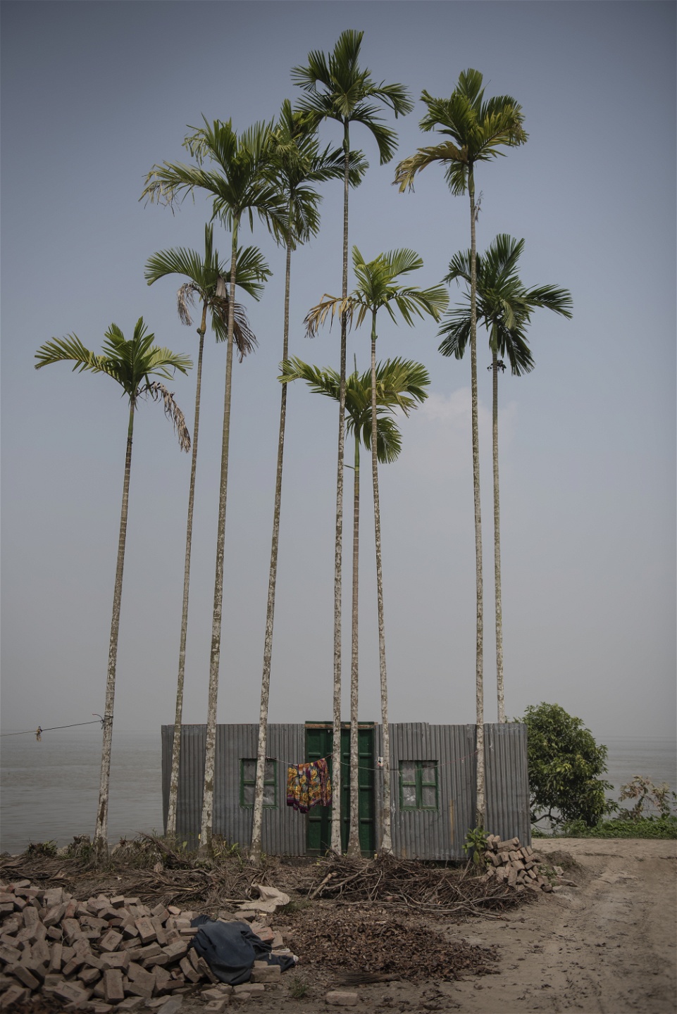 Väggar och andra husdelar står överallt längs Padma-floden. Det är delar man försökt rädda från floderossionen.