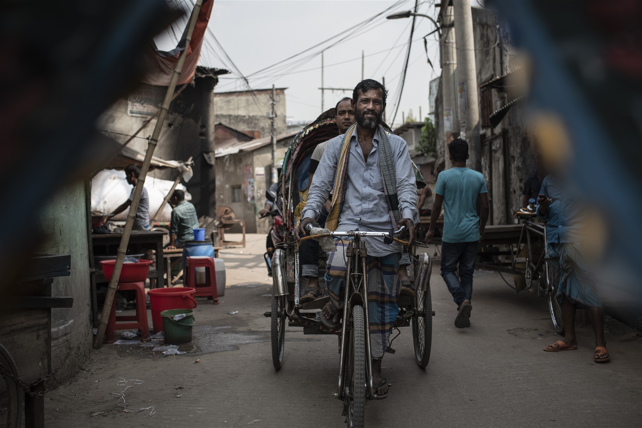 Akkas Ali Sheik har jobbet med att köra cykelriksha i 30 år. Han började som 15 åring när hans far dog och han tvingades försörja familjen.