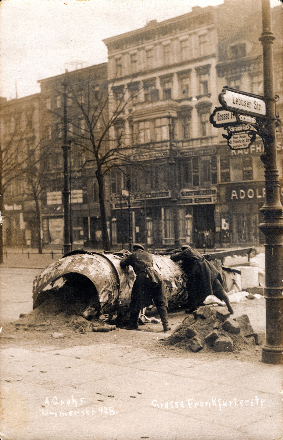 Barrikad i korsningen Große Frankfurter Straße/Lebuser Straße i Berlin. En bit in i januari 1919 var upproret i Berlin krossat.