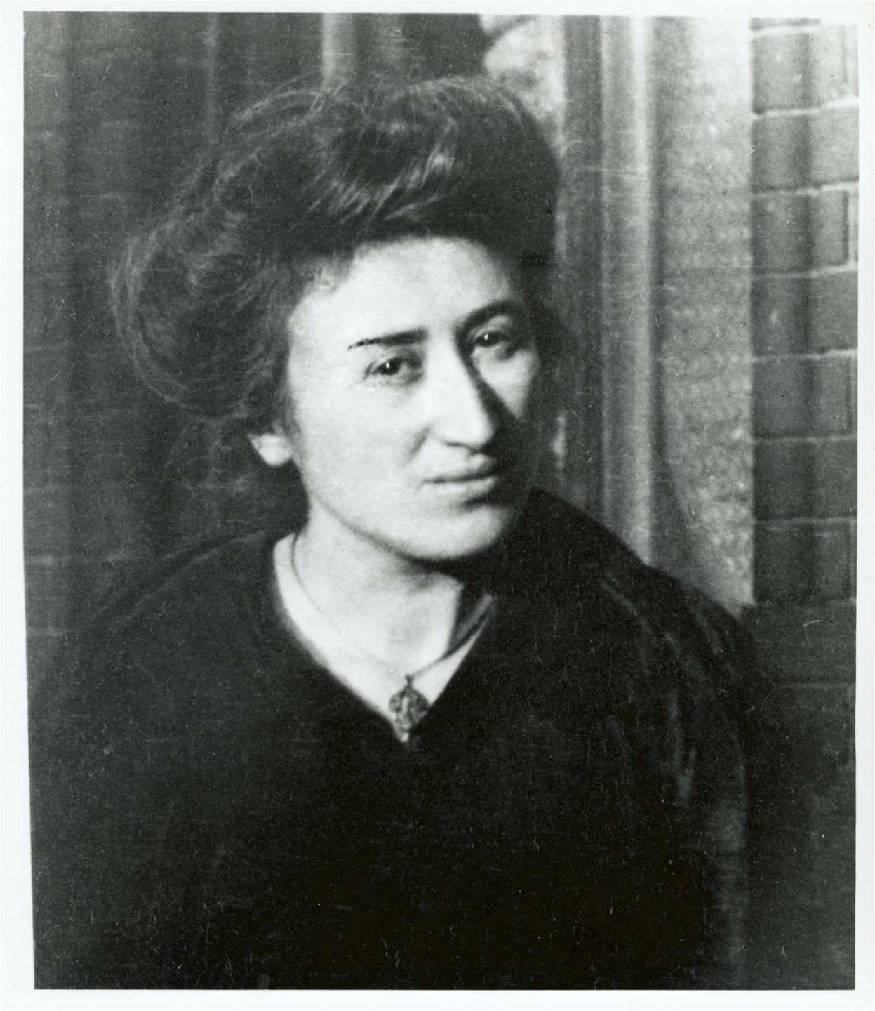 Rosa Luxemburg, född i nuvarande Polen 1871, bildade tillsammans med bland andra Karl Liebknecht Spartakus­­förbundet och spelade en aktiv roll under skeendena 1918 och 1919. De mördades båda av frikårsstyrkor i Berlin 1919.