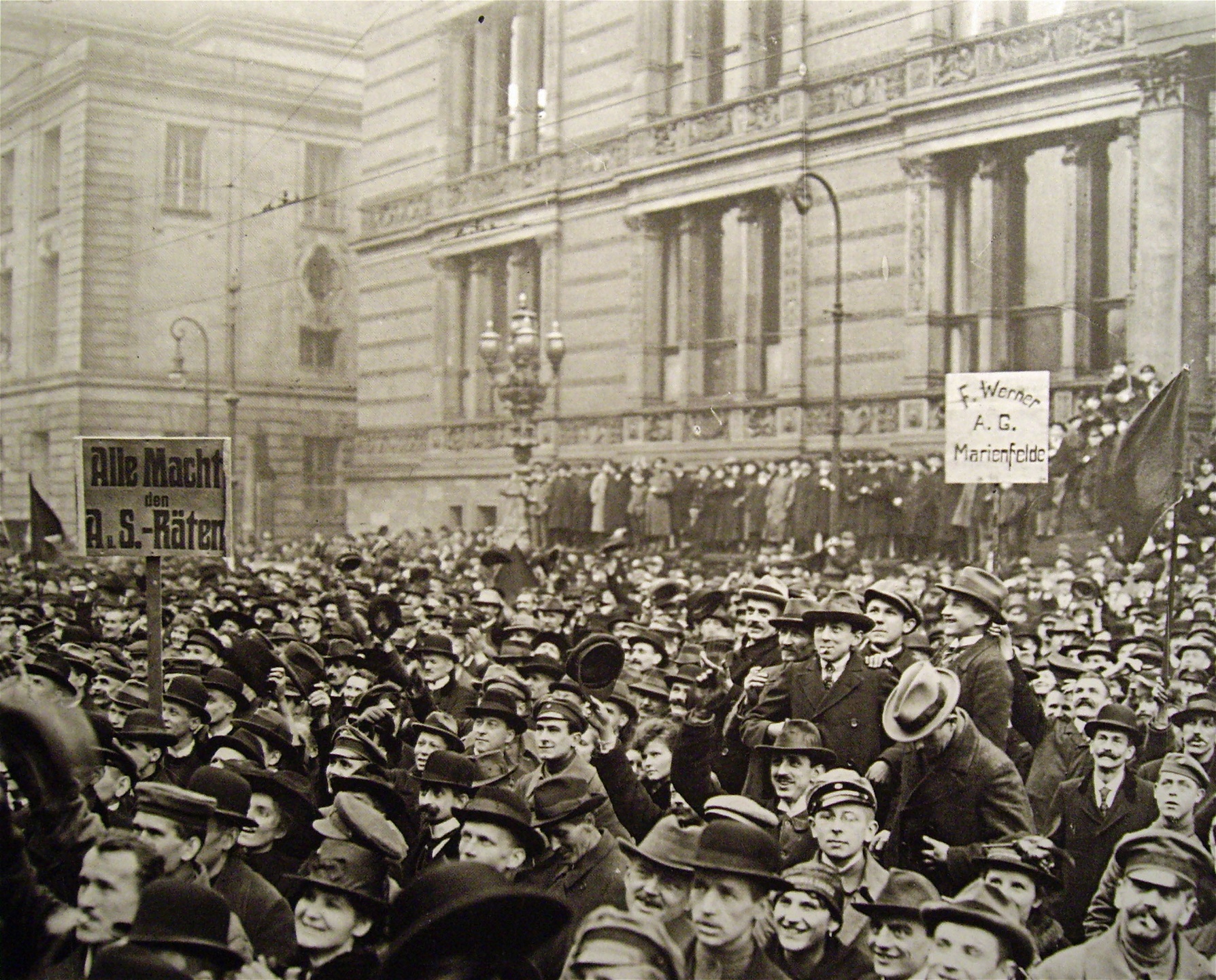 ”All makt åt arbetar- och soldatråden” var ett av den tyska revolutionens bärande slagord – som på plaka­­tet till vänster i den här demonstrationen i Berlin.