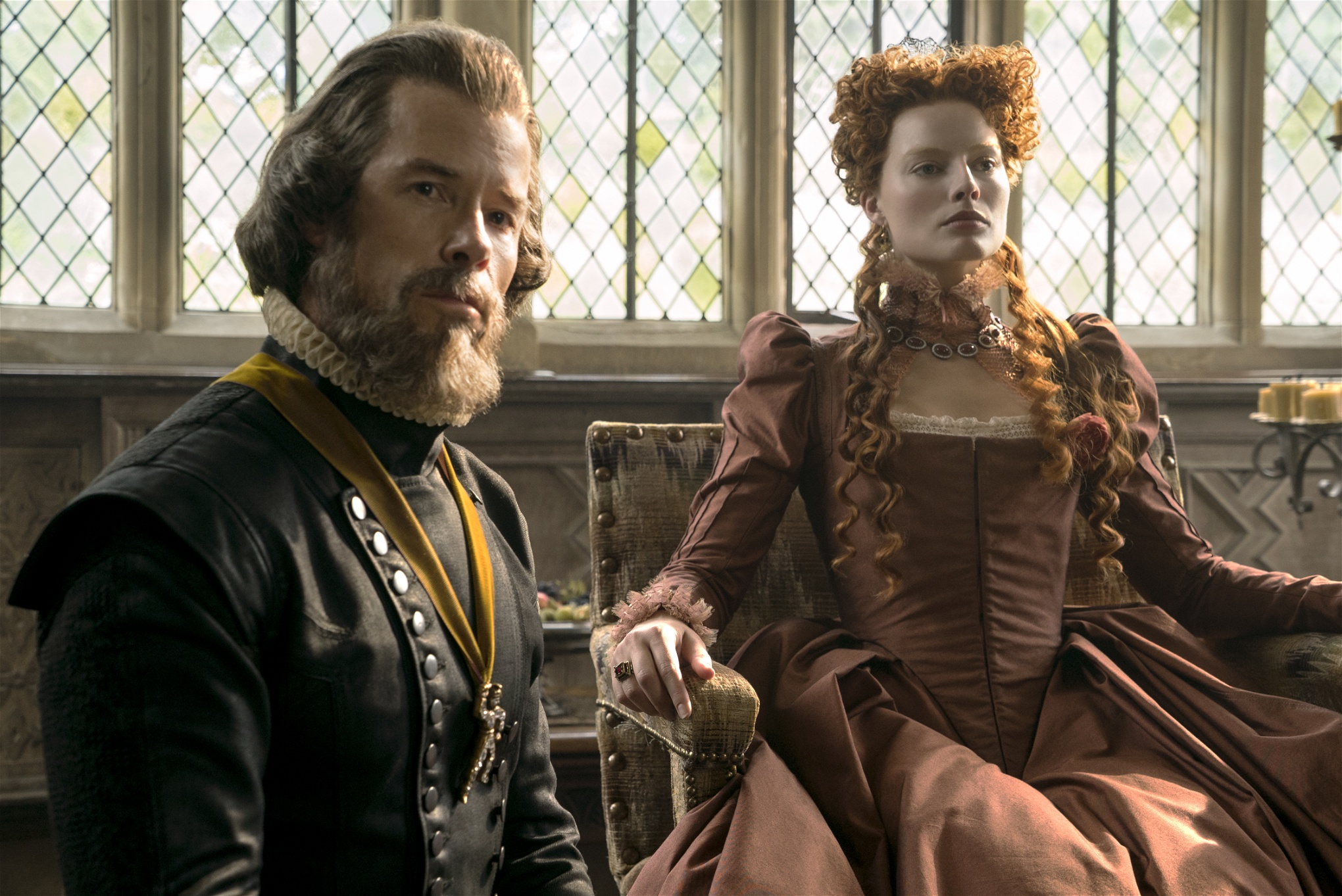 Guy Pearce som William Cecil och Margot Robbie som Elisabet i Mary, Queen of Scots.