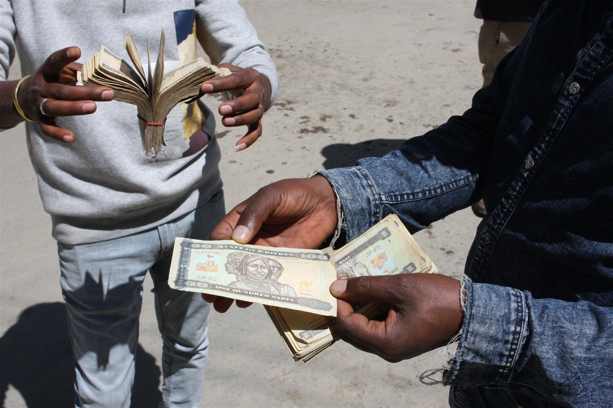 Affärerna går bra för Tesfaye som jobbar extra som valutaväxlare vid ländernas gräns. Han växlar mellan etiopiska birr och eritreanska nakfa. 