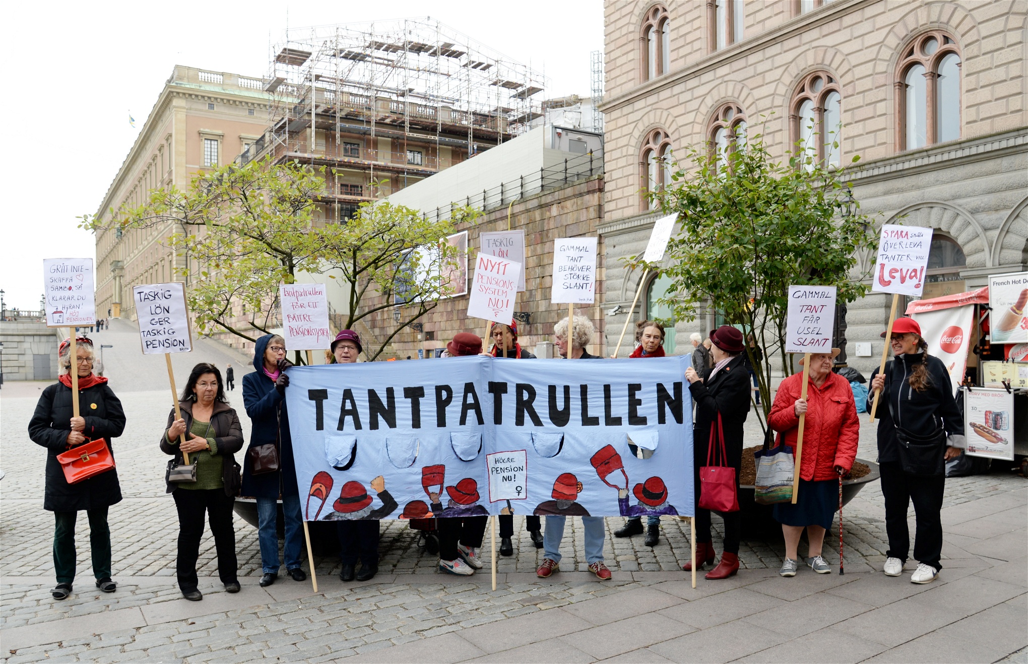 Stockholms tantpatrull demonsterar för ett nytt pensionssystem på Mynttorget, utanför riksdagen i Stockholm.
