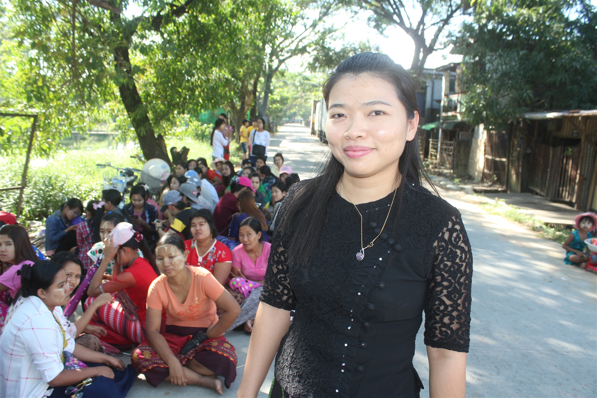 Khaing Zar Aung är ordförande för In­­dustrial Worker’s Federa­tion of Myan­­mar (IWFM)och kassör i Confederation of Trade Unions Myanmar (CTUM).Här har fack­anslutna textilarbetare samlats utanför en fackföreningslokal i Yangon. 