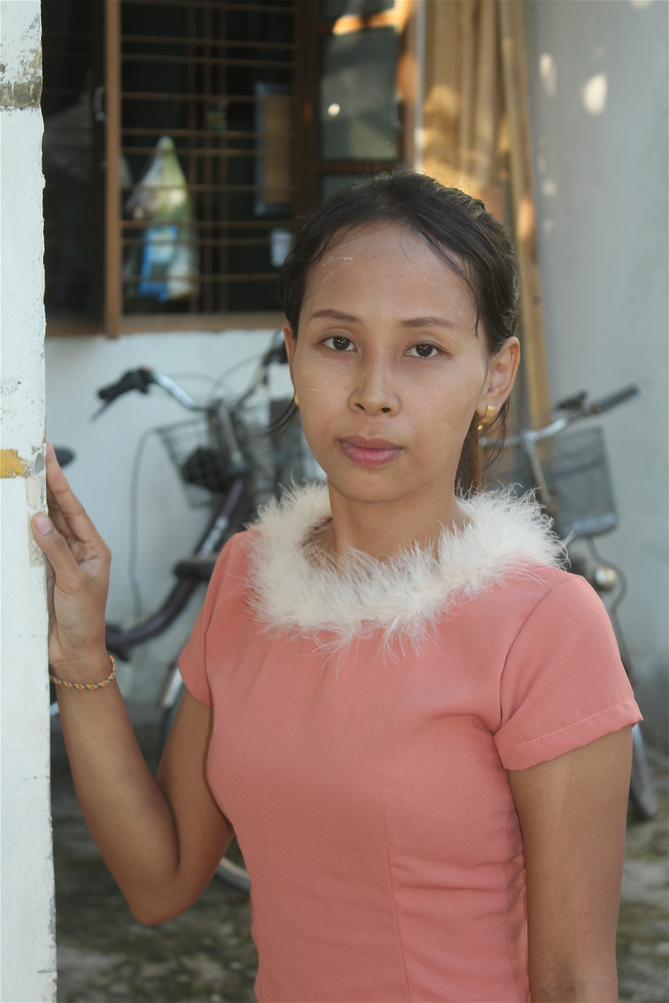 23-åriga Thel Thel Aung har jobbat på en textilfabrik i tre år. Hon är inte fackligt organiserad eftersom hon har fått information om att endast äldre arbetare med lång yrkeserfarenhet kan gå med. 