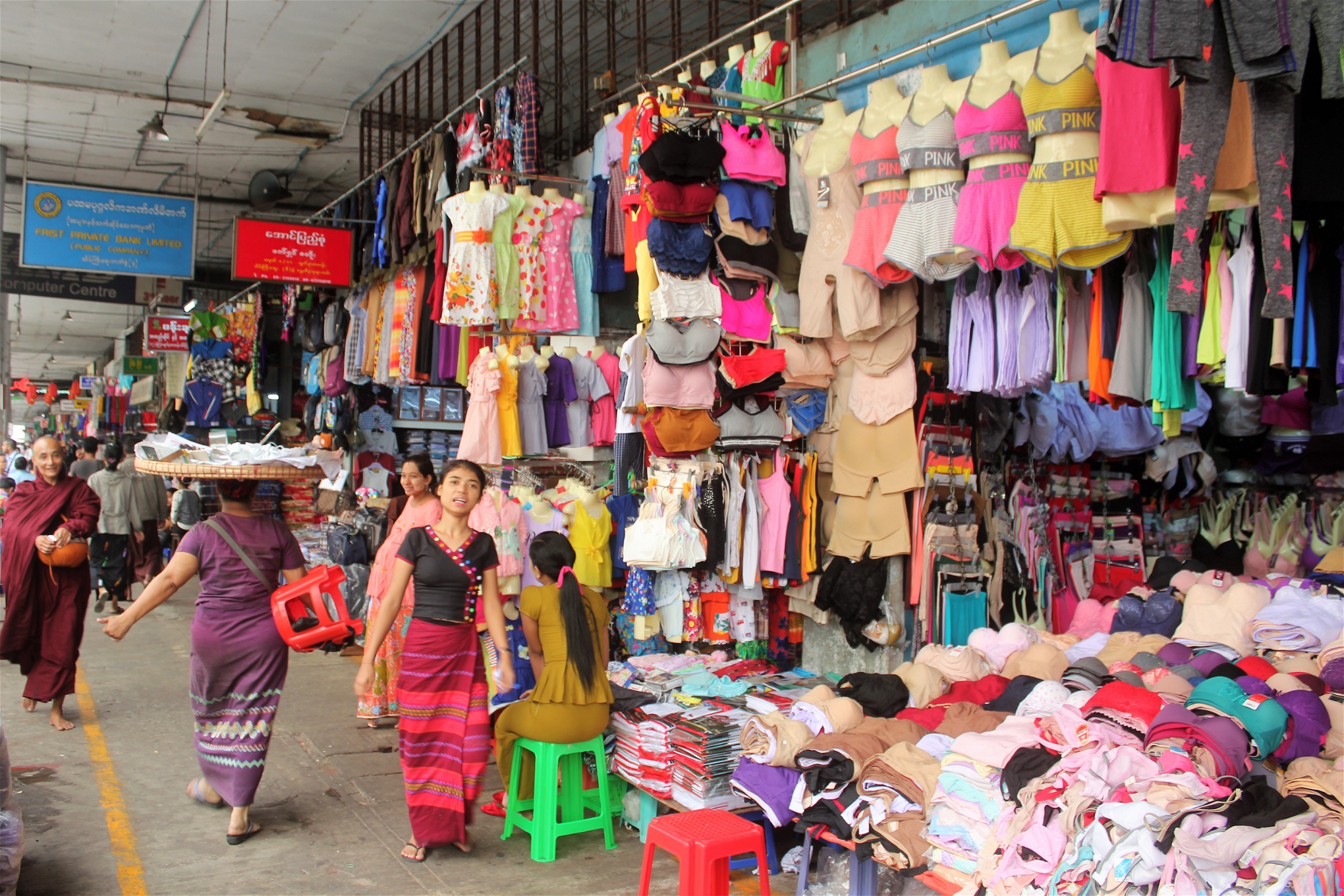 Det finns mer än 600 textilfabriker i Myanmar, varav 65 procent har ut­ländska ägare. En stor del av plaggen produceras åt europeiska kläd­ked­­jor, bland andra H&M och Lindex. De lockas av regionens låga minimilön.