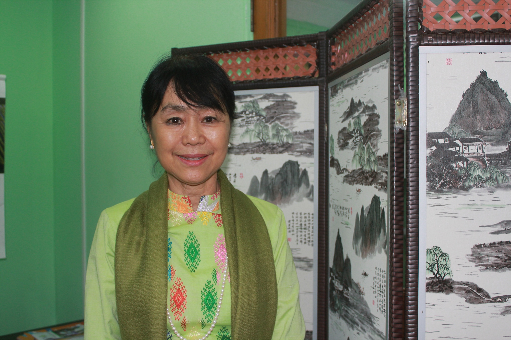 Khine Khine Nwe är generalsekreterare i arbets­köpar­organisationen MGMA. Hon anser att textil­industrin gynnar de minst utvecklade länderna. 