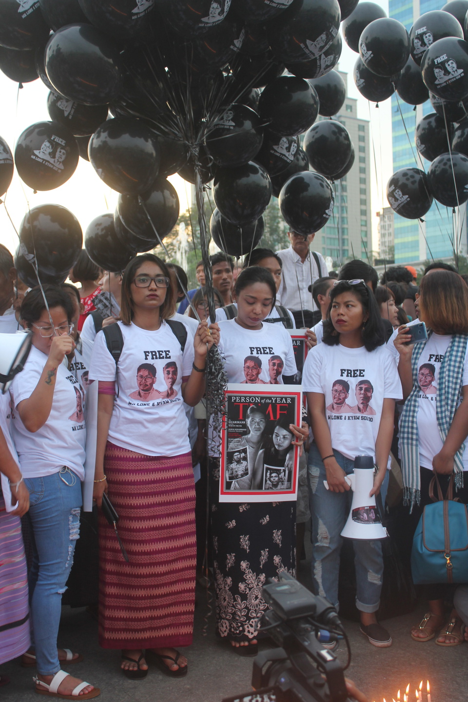 Myanmars regering visar allt repressivare tendenser som än så länge inte har drabbat organiserade textilarbetare, men väl journalister. Flera har arresterats och åtalats. Här demonstrerar journalister i centrala Yangon mot att Reutersjournalisterna Wa Lone och Kyaw Soe Oo dömdes till sju års fängelse i september 2018 för att ha granskat militärens övergrepp mot rohingyer.