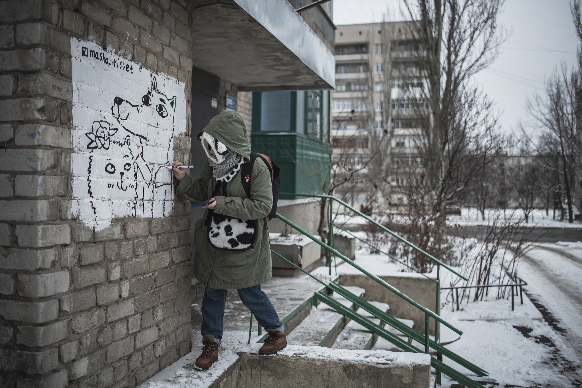 Masha Vushedskys olika konstverk syns i omgiv­ningarna runt om i Donetsk oblast. Motiven pryder fallfärdiga byggnader som stått emot både krig och ockupation.