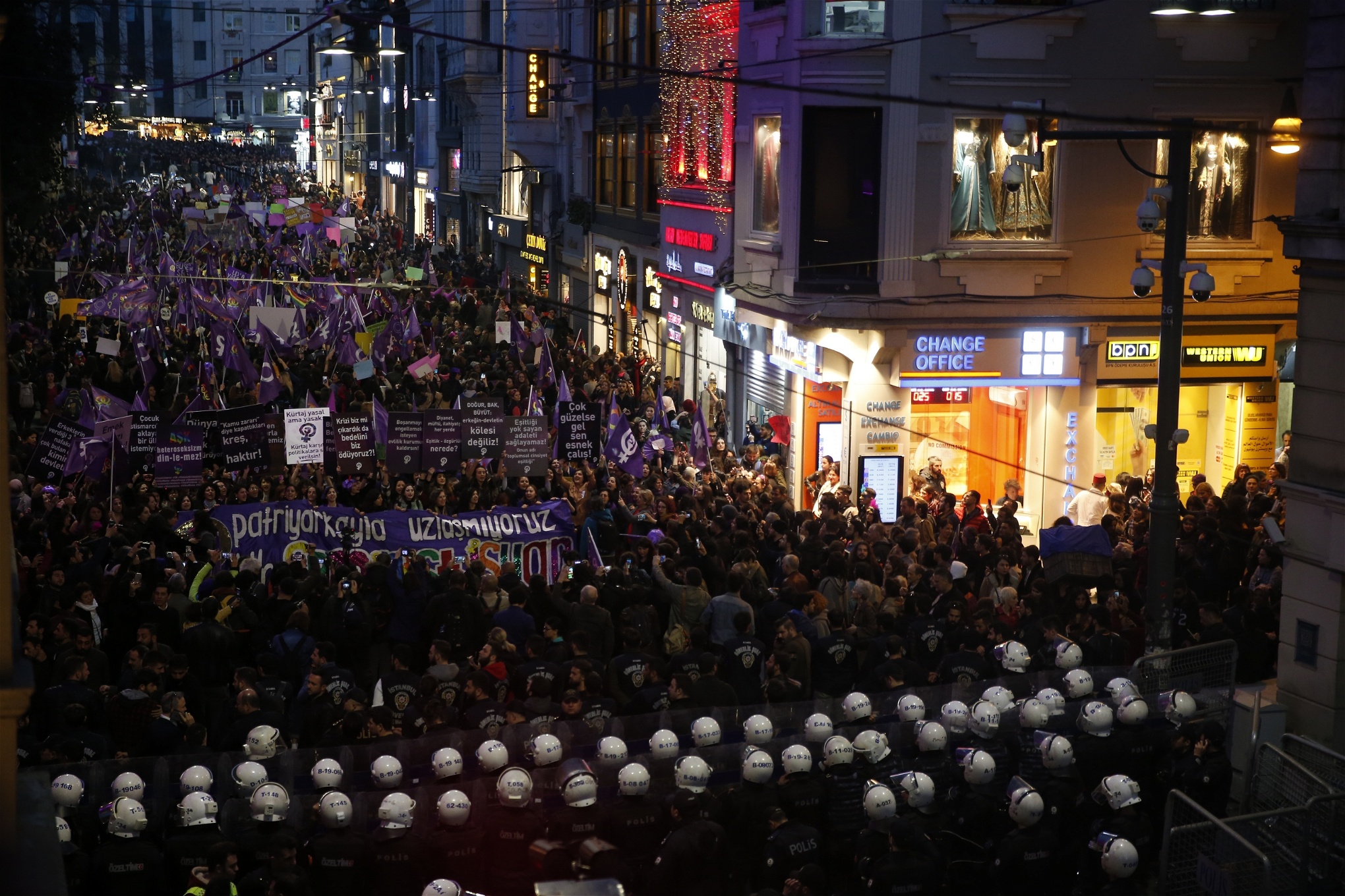 Polisen blockerar den feministiska demonstrationen på den stora gågatan Istiklal i Istanbul.