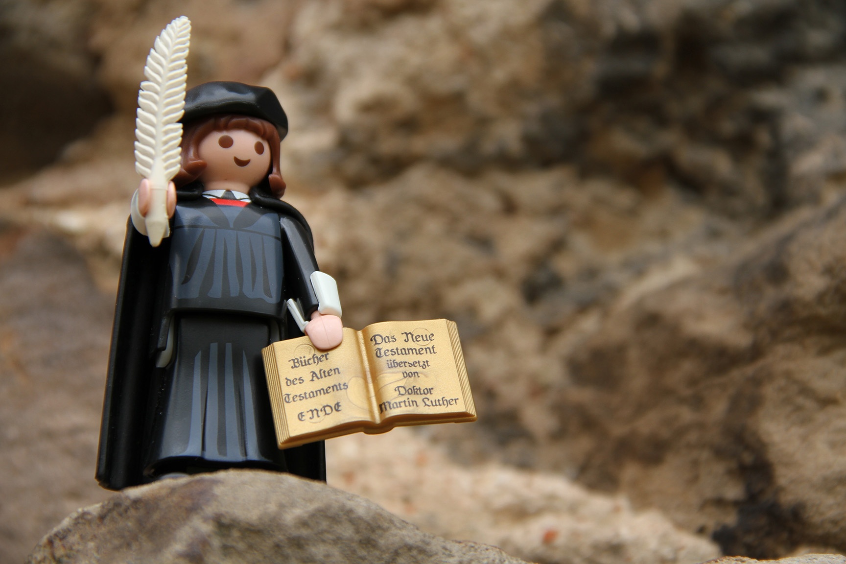 Den svenska folkkyrkan, länge statskyrka, har formats av sin miljö. Playmobilfiguren föreställer reformationsledaren Martin Luther.