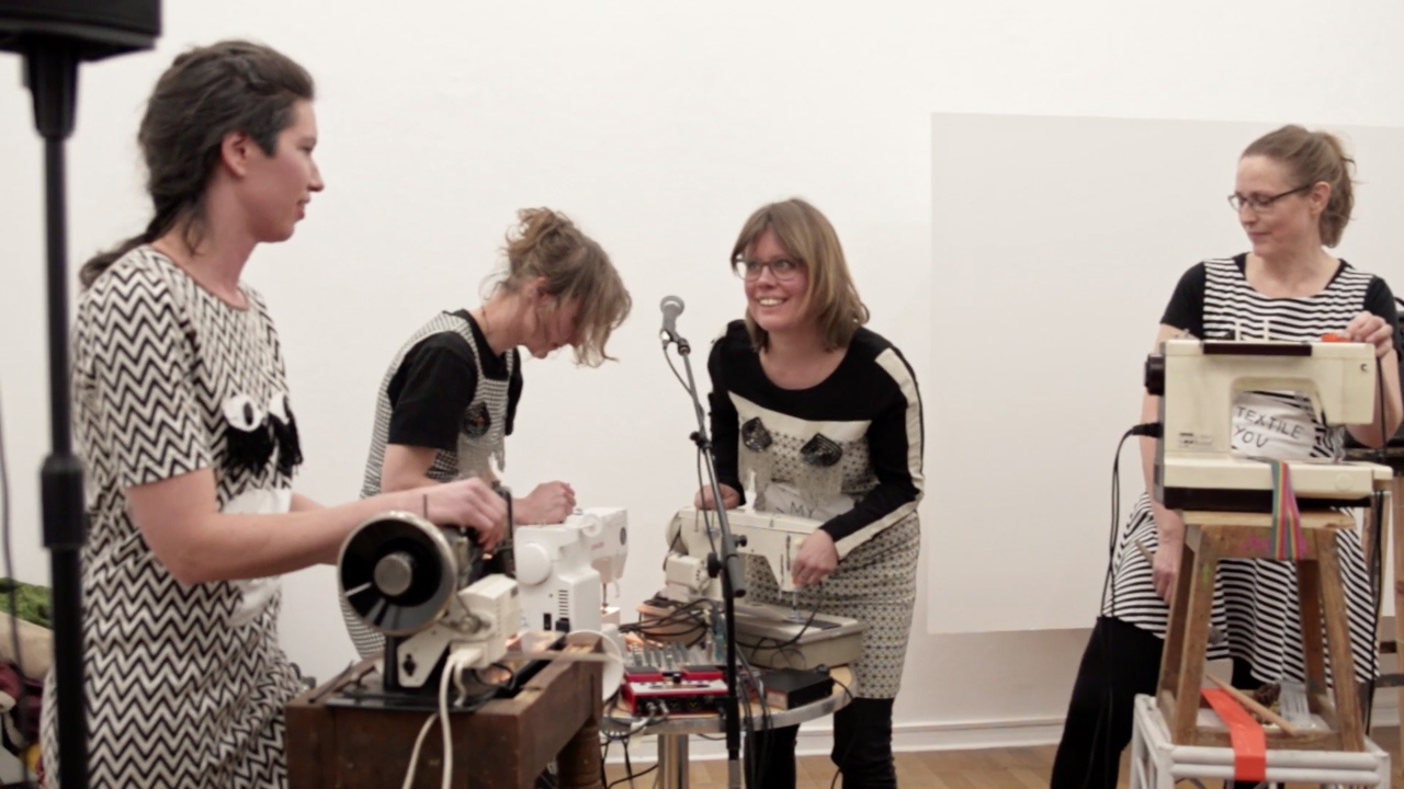 Kvinnliga konstnärer i Berlin håller symanskinskonsert. Näst längst till höger den svenska konstnären Ulrika Segerberg som bor och verkar i Berlin.