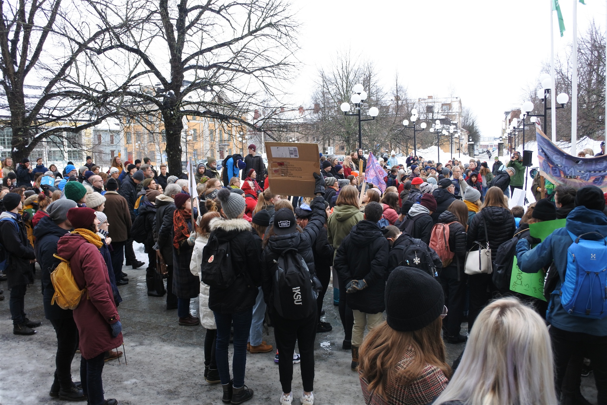 Runt 400 personer samlades utanför Stadshuset i Umeå. En snöhög fick tjäna som talarstol.
