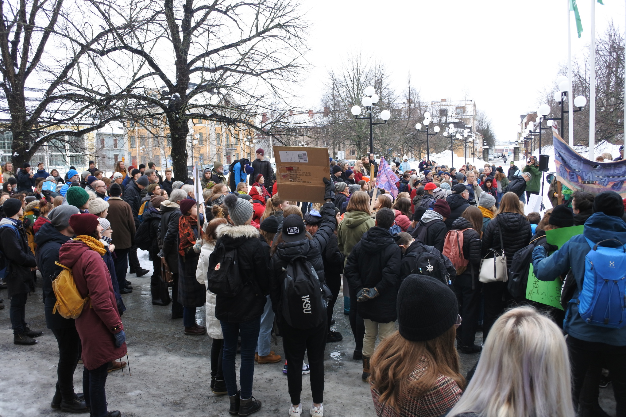 Runt 400 personer samlades utanför Stadshuset i Umeå. En snöhög fick tjäna som talarstol.