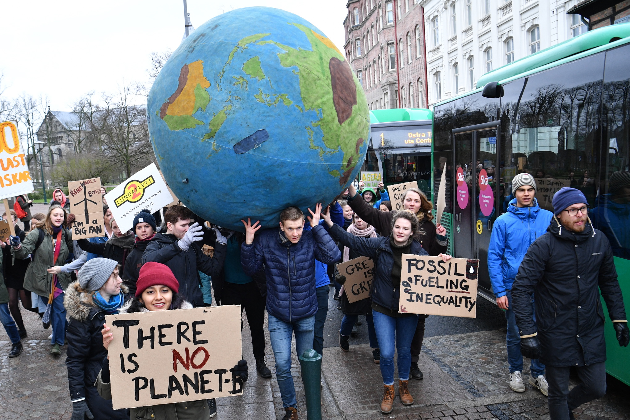 I Lund samlades skolstrejkare på Stortorget. 