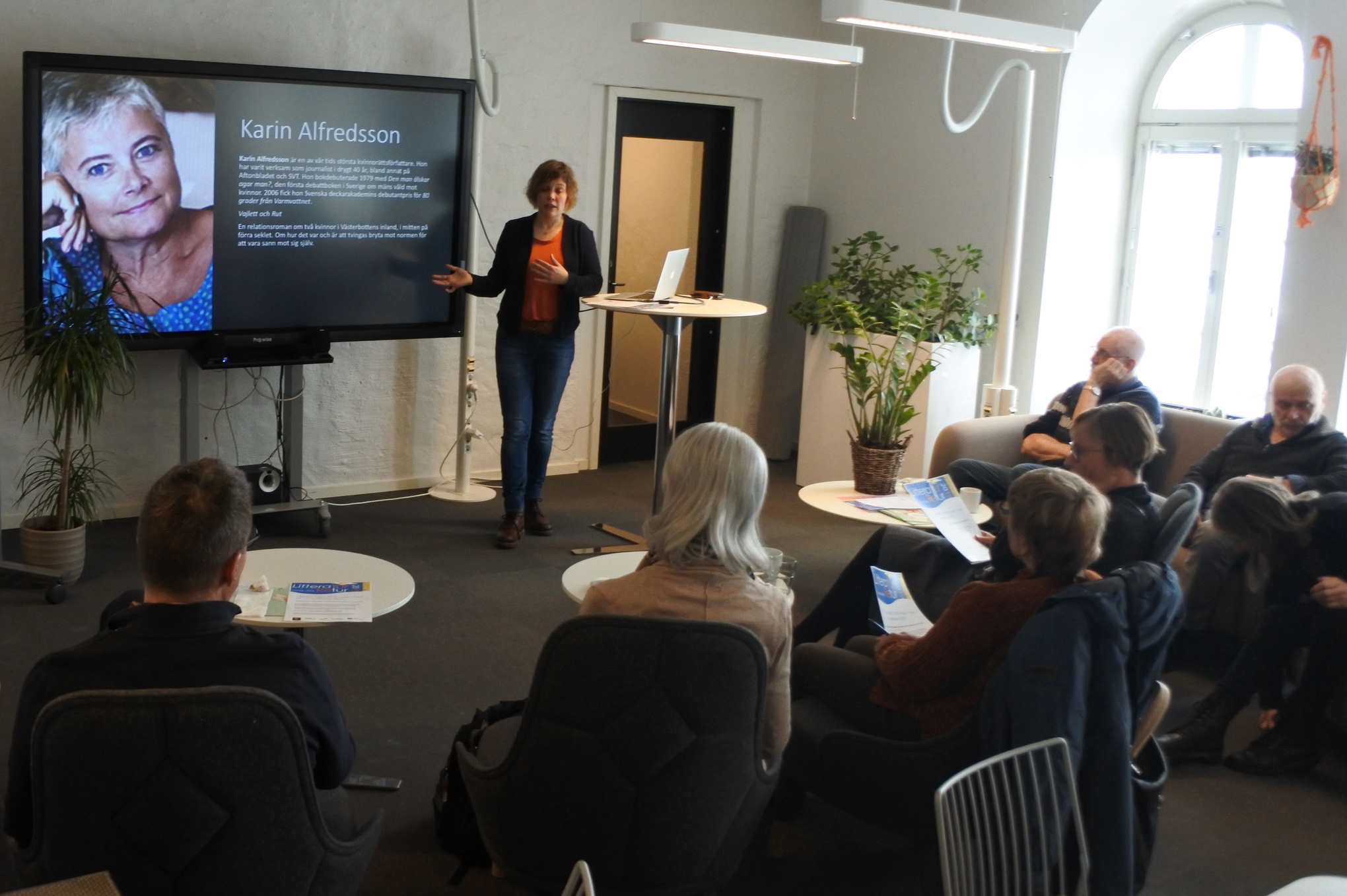 Annika Nordenstam från Föreningen Norden Västerbotten berättar om planerna för studiecirkeln.