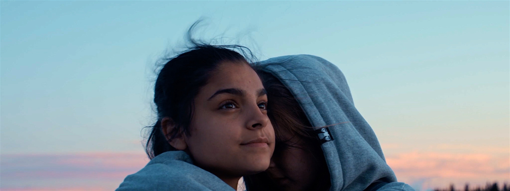 I filmen I drömmarnas land är flickornas vänskap är en provokation för grannarna i Holmsund.