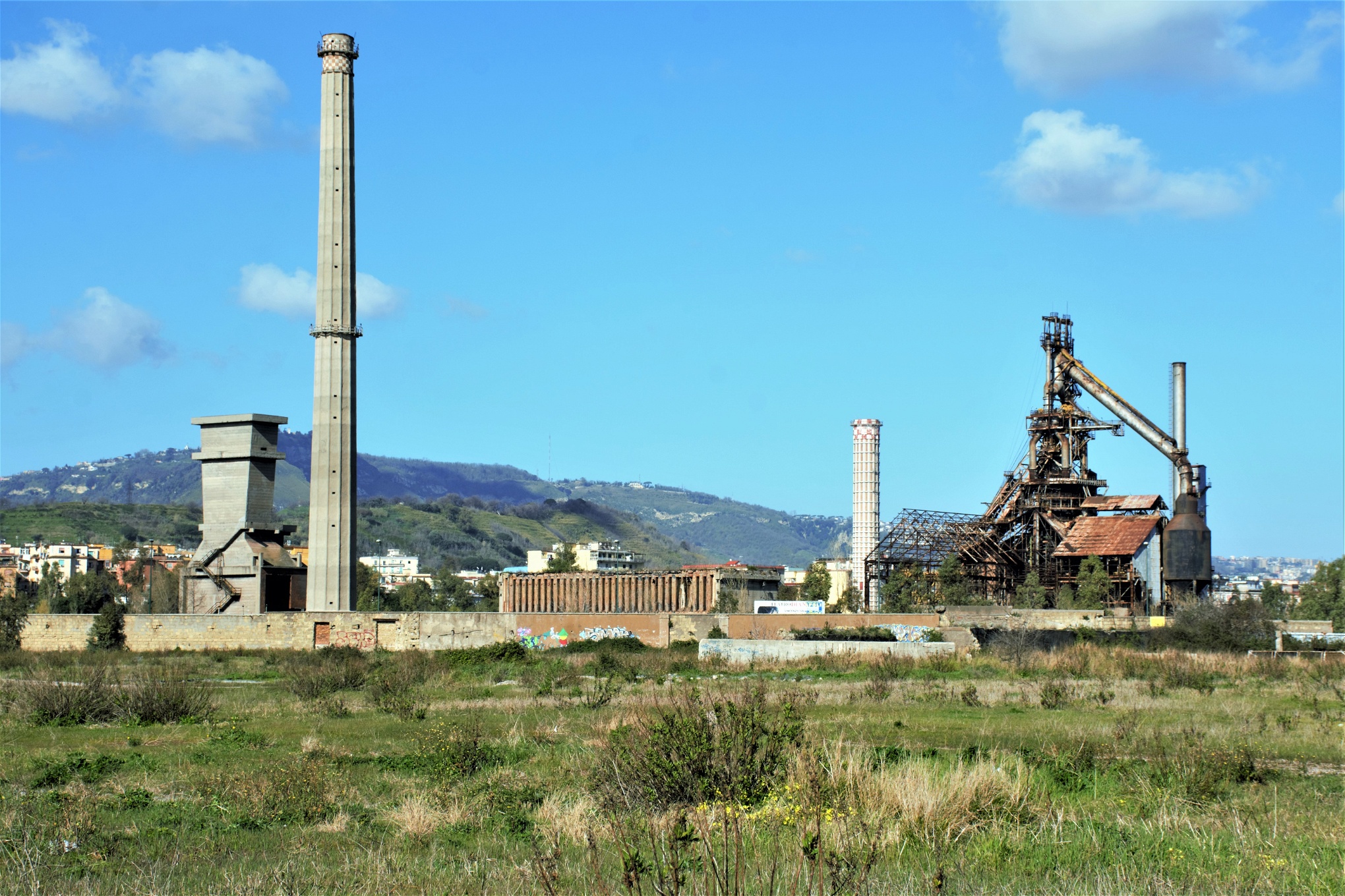 I Bagnoli har förorenat avfall samlats i årtionden och saneringen uteblivit. 