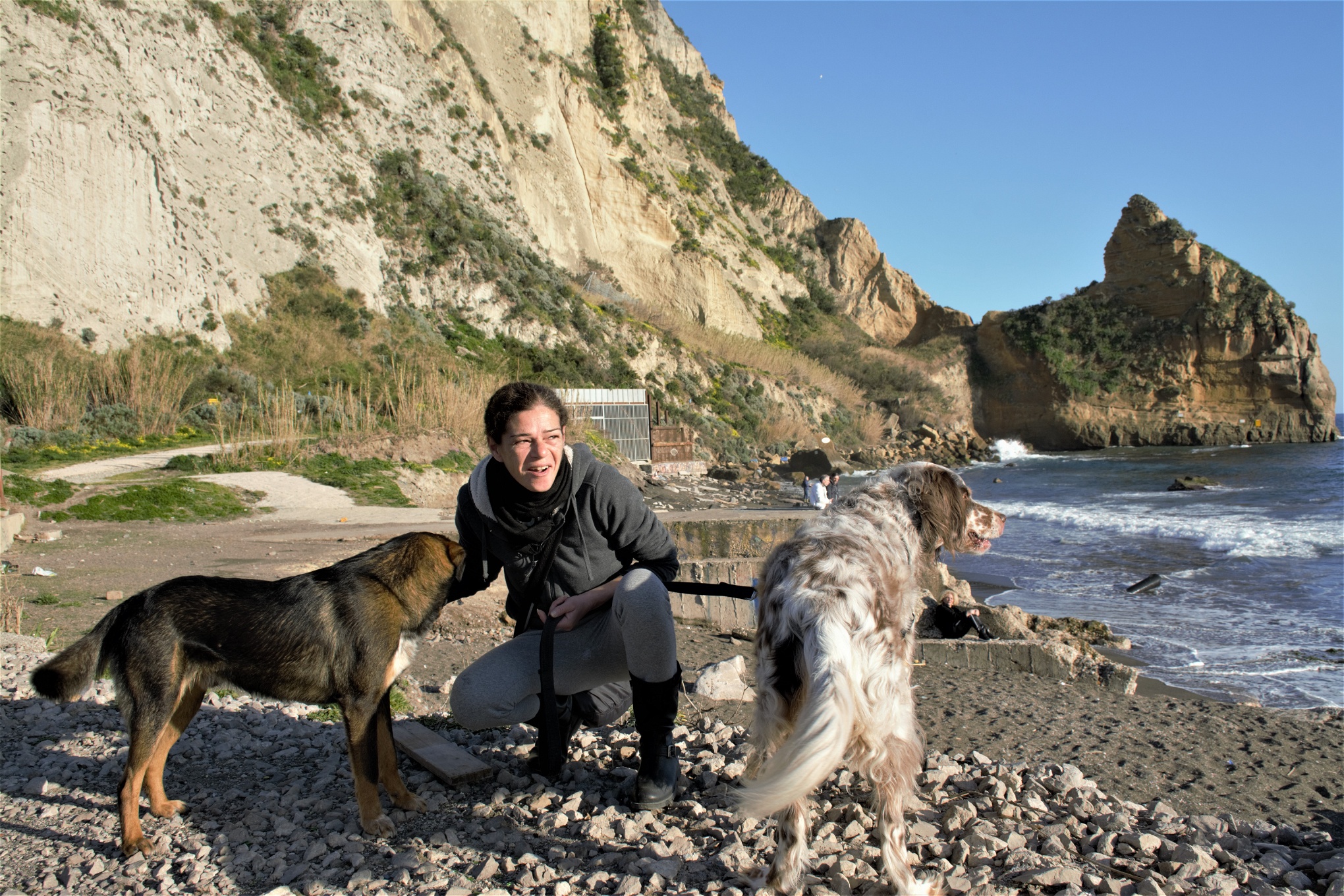 Sabrina Bobo kommer till stranden för att ta hand om hundarna som håller till där. Hon hittar ofta asbest under sina promenader.