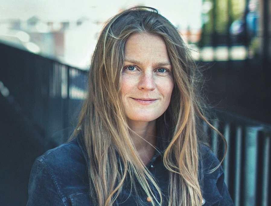 Beata Hansson har intervjuat den norska författaren Ingvild H Rishøy som skriver ur ett klassperspektiv.