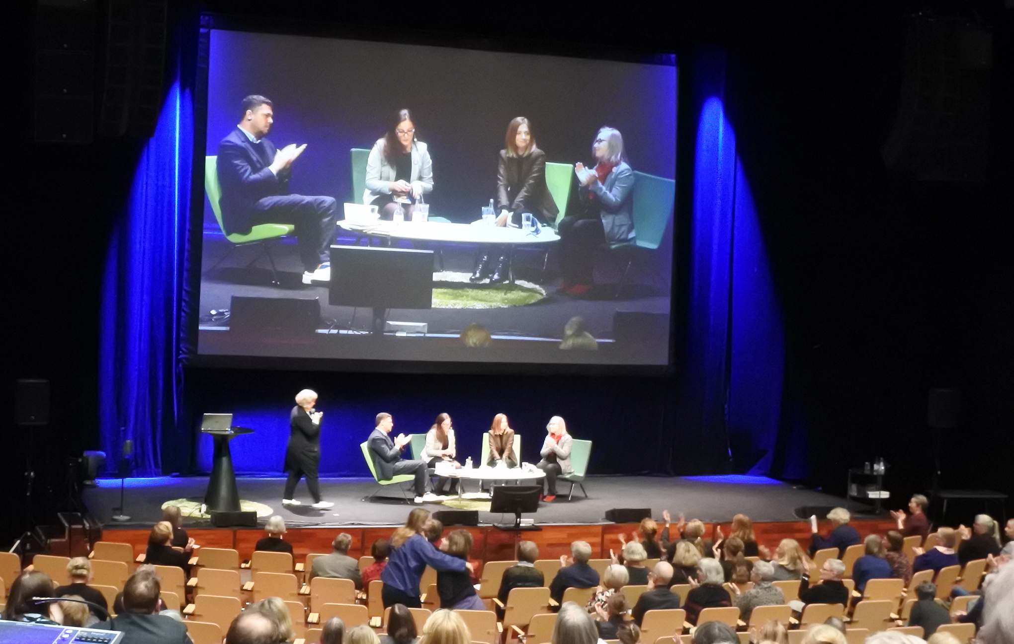 Seminariet på Littfest 2019 med Stefan Ingvarsson, Ameenah Sawwan, Samar Yazbek och tolk på scenen.