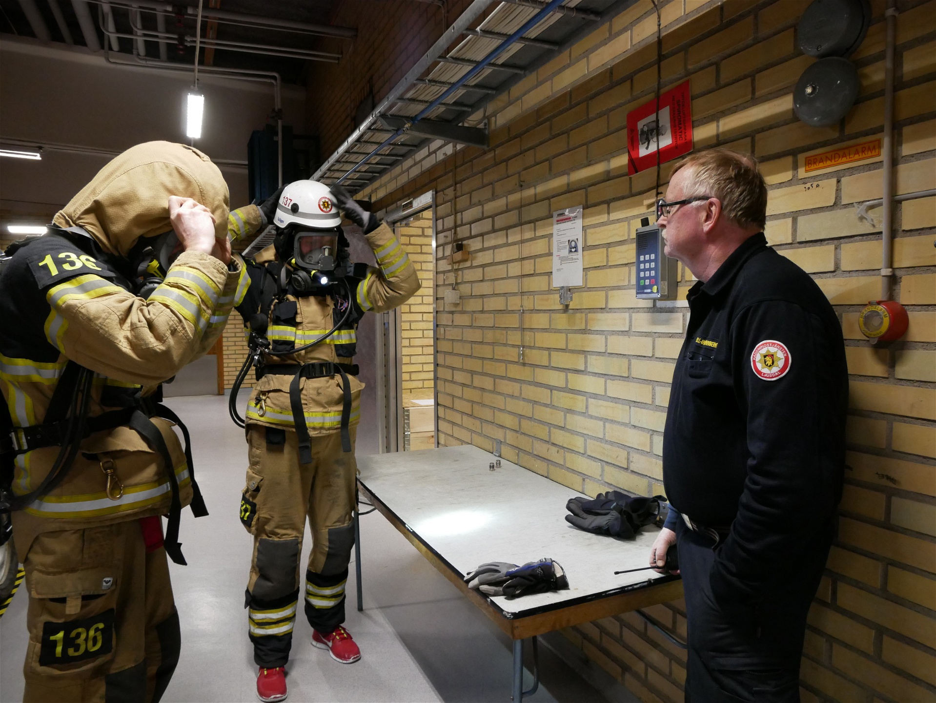 Kjell-Inge Wännberg instruerar brandmännen.