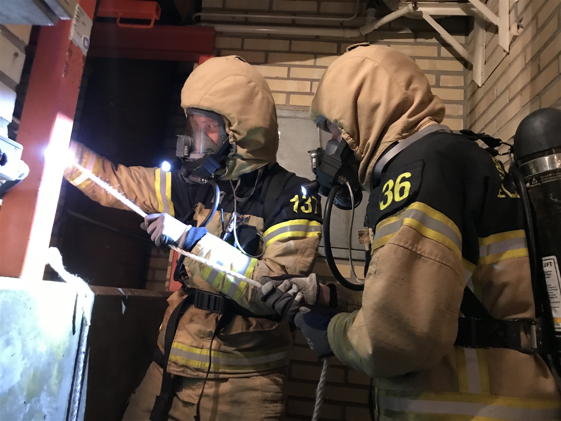 Brandmännen i Ljusdal genomför det årliga rökdykningstestet. 