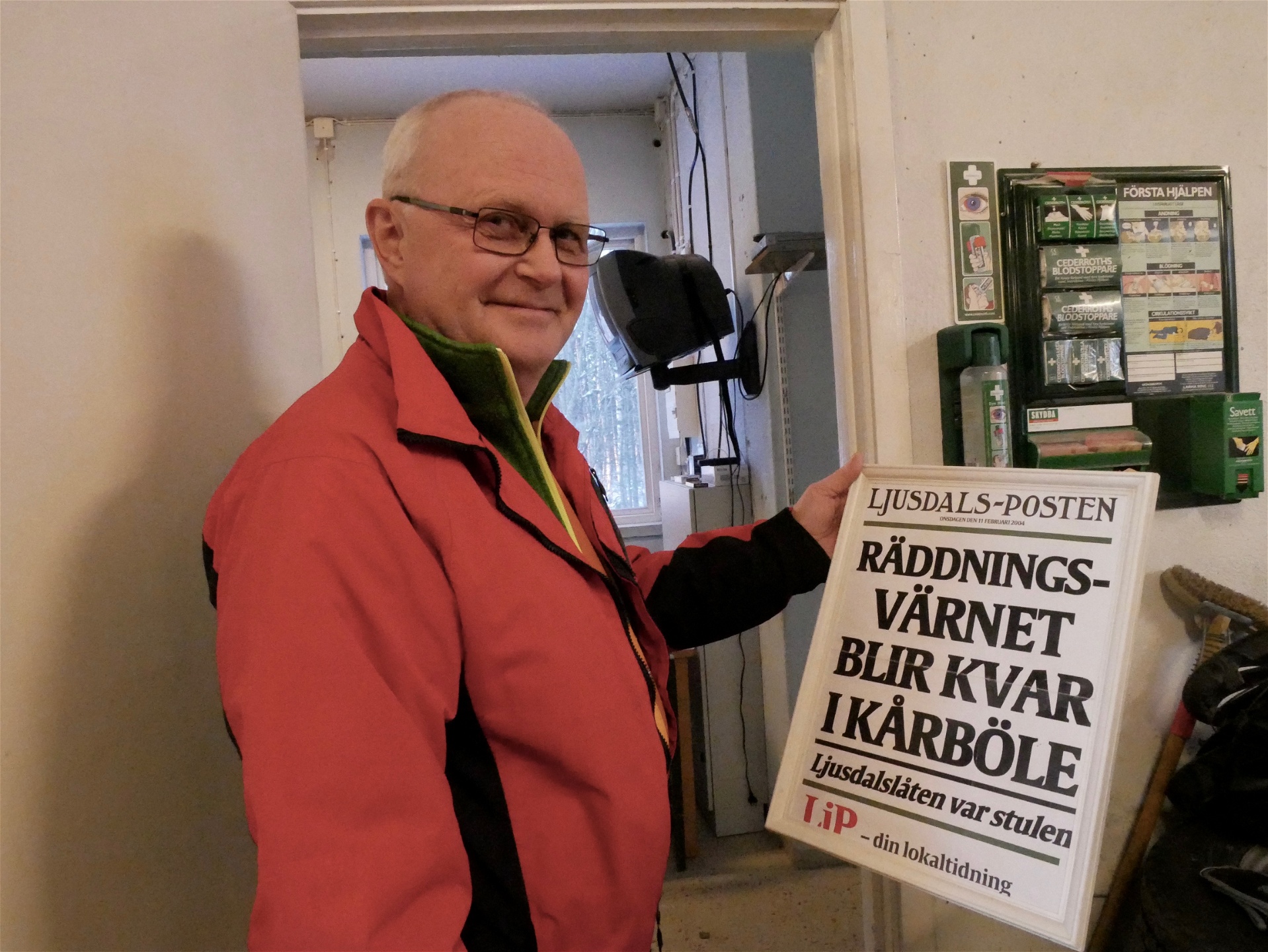 På räddningsvärnets brandstation i Kårböle finns en inramad förstasida från Ljusdalsposten 2004. Gunnar Fredriksson visar upp den.