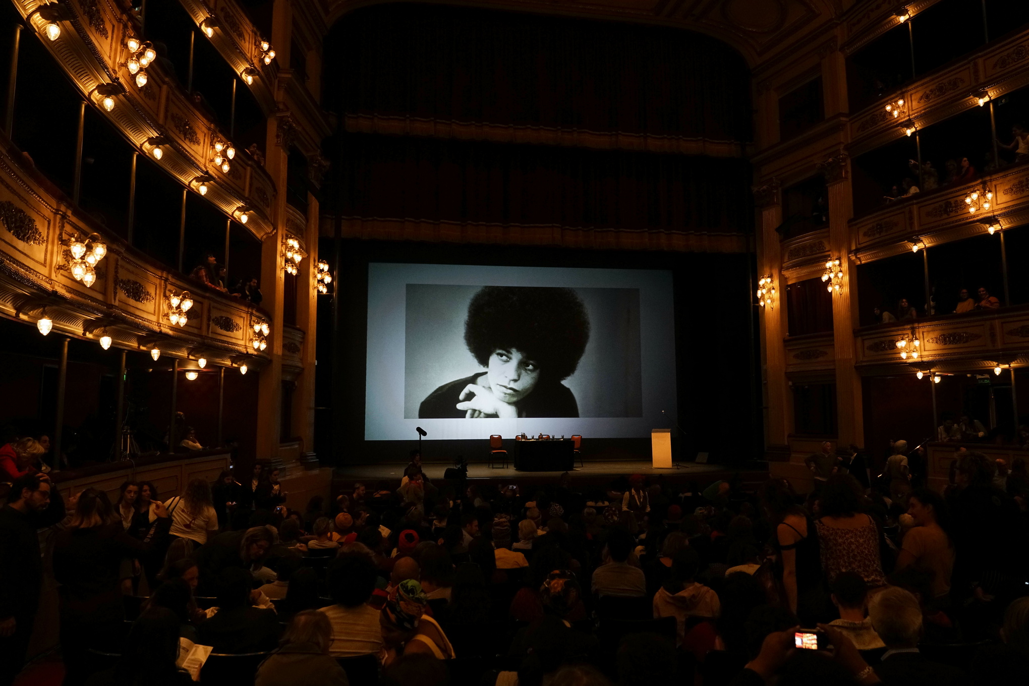 Människor går in på Solisteatern i Montevideo den 22 mars för att lyssna på den nyblivna hedersdoktorn Angela Davis.