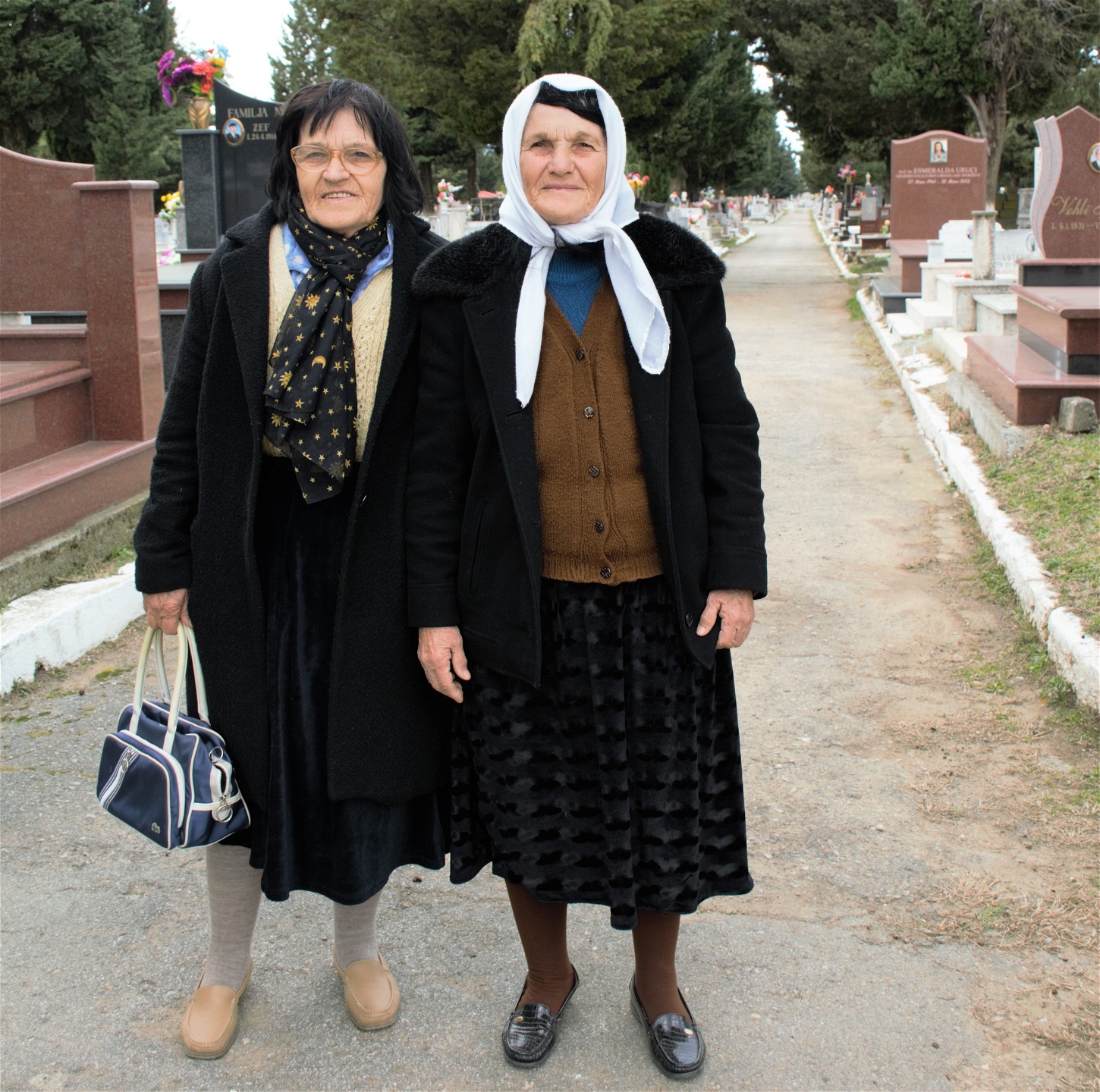 Systrarna Bedrije Staka och Stafije Tusha i Shkoder i norra Albanien säger att livet ändå är mycket bättre nu än under kommunistregimens styre.