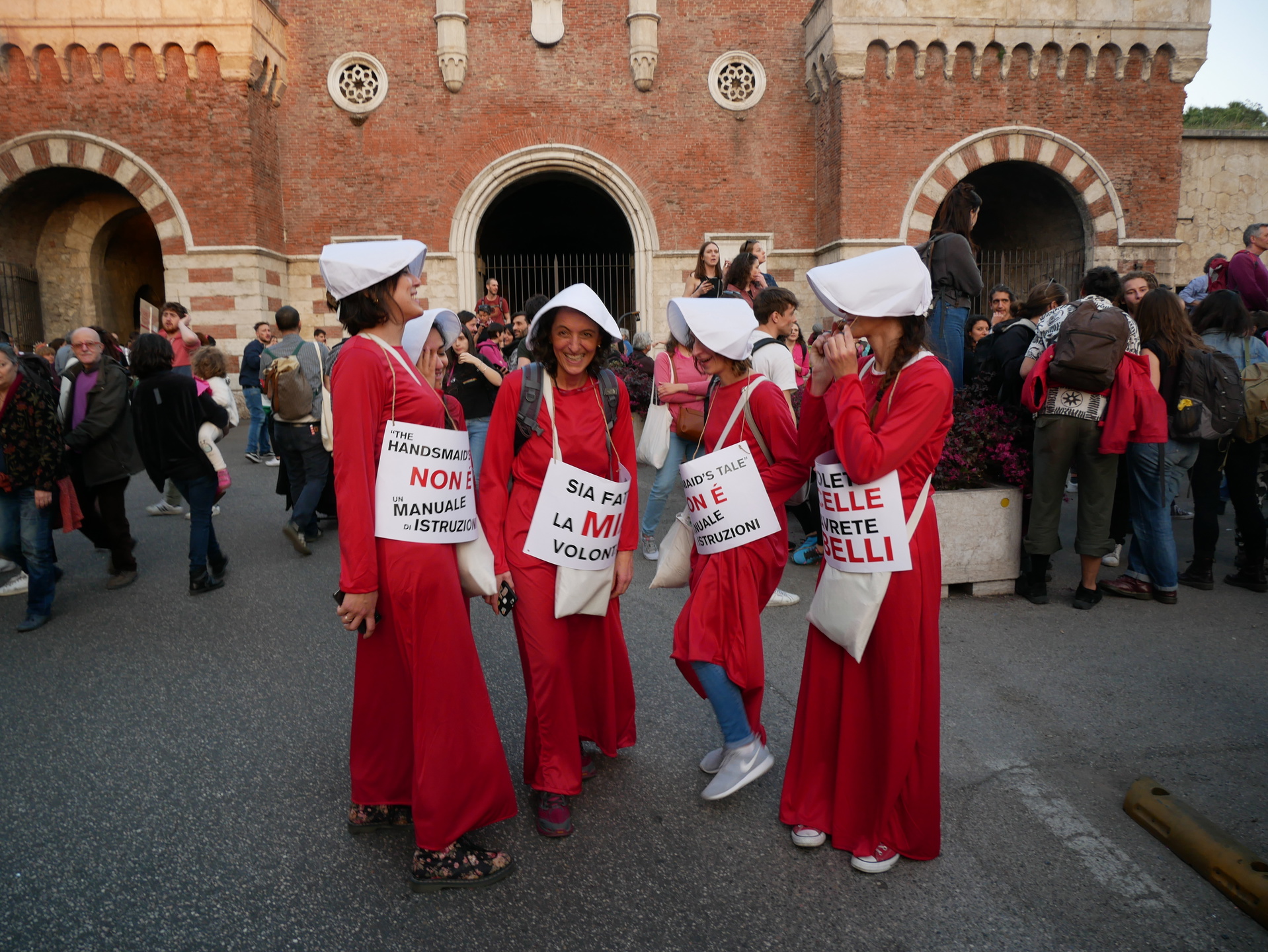 Tv-serien och boken ”Handmaid’s tale”, där kvinnor tvingas in i sexuellt slaveri och barnafödande i statens tjänst, har varit ett tema under höstens demonstrationer i Italien.