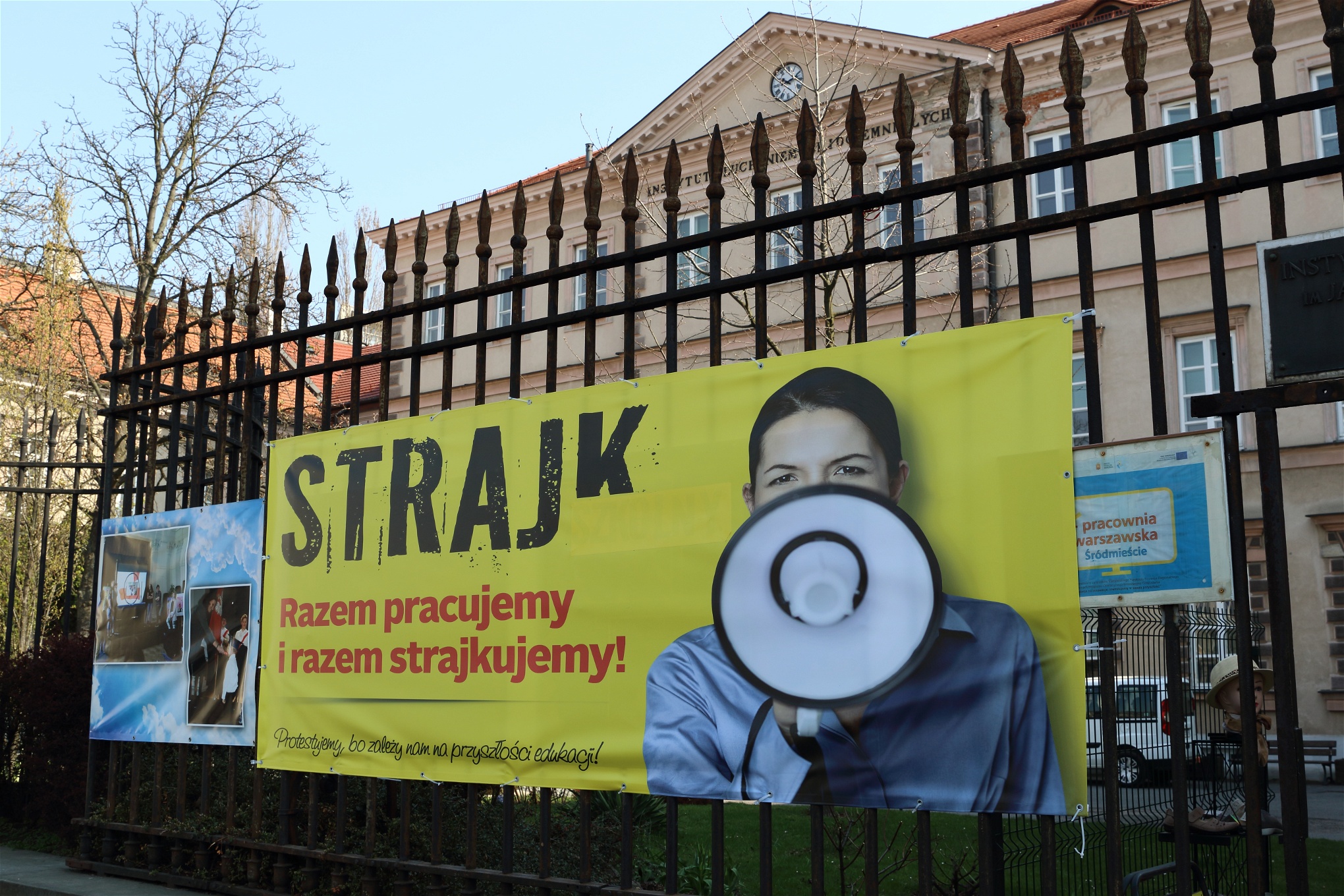 Sedan i måndags är 80 procent av Polens lärare tagna ut i strejk, för att få bättre löner. 
