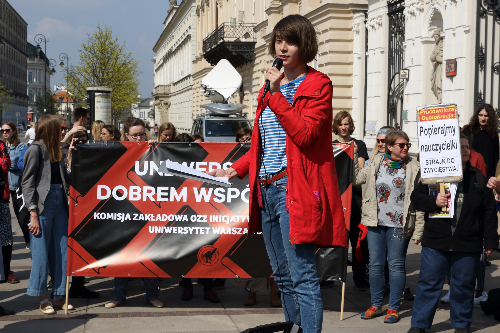 Lärare i det syndikalistiska basfacket Inicjatywa Pracow­­nicza, Arbetarinitiativet, som också anslutit sig till strejken, i demonstration utanför universitetet.