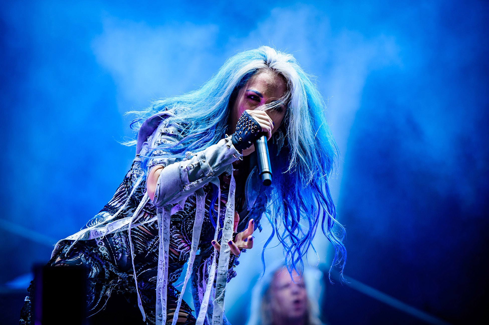 Alissa White-Gluz, sångerska i det melodiska dödsmetallbandet Arch
Enemy, är en av få kvinnor som kommer att synas på svenska
hårdrocksfestivalscener i sommar.