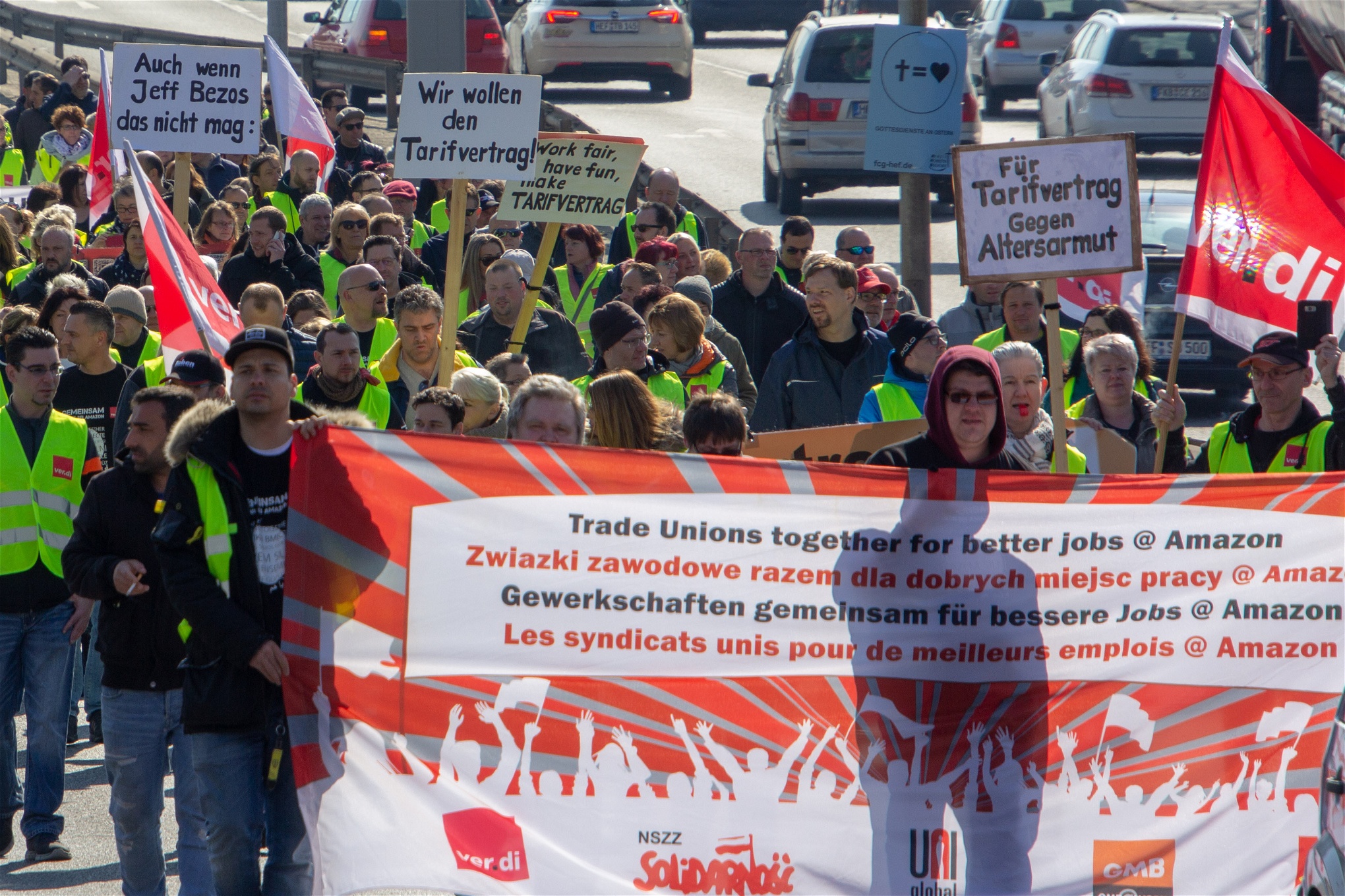 Strejkande Amazonarbetare demonstrerar i Bad Hersfeld, bild från tisdagen den 16 april.