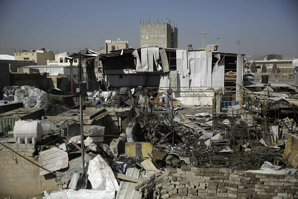 Enligt NRC har 788 civila dödsfall till följd av kriget rapporterats i Jemen sedan den 18 december förra året. Fotot från den 10 april i år visar nedslagsplatsen för ett flyganfall från den saudiledda koalitionens sida.