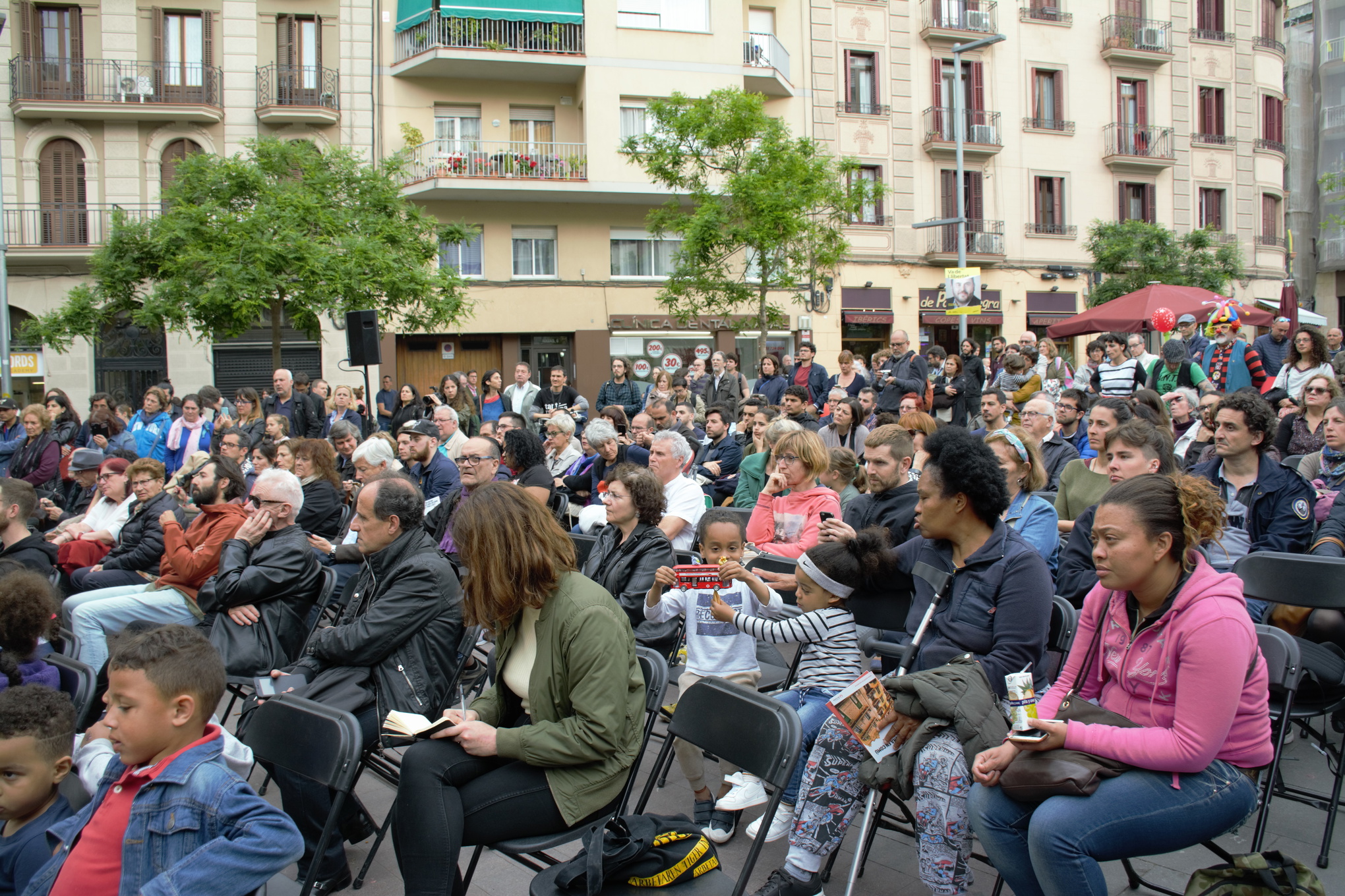 Hundratals kom till torgmötet i Poble Sec för att lyssna till borgmästaren Ada Colau. Det var många som vill ställa frågor och ge sina kommentarer.