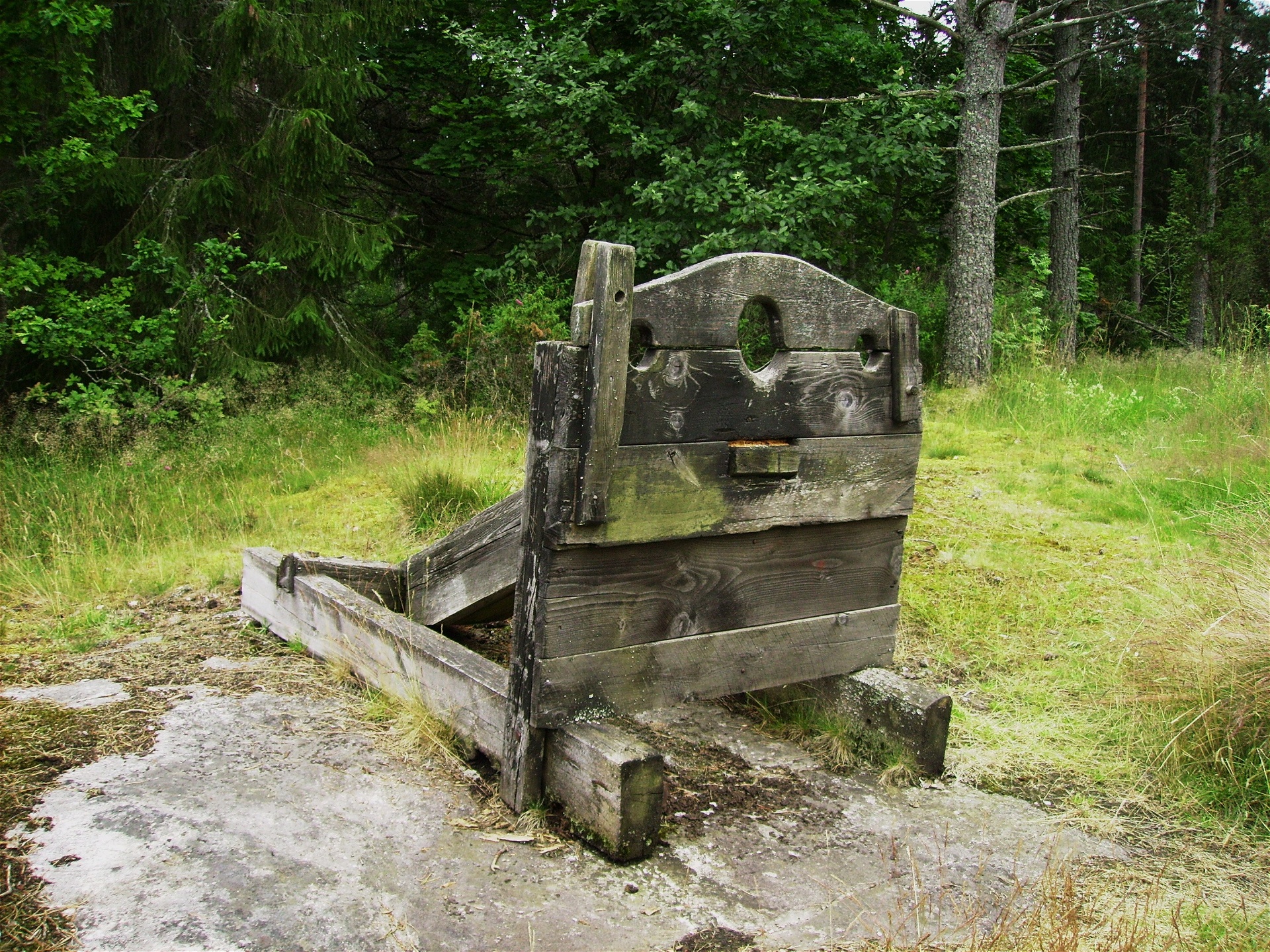 Många bestraffningsmetoder i gamla tider handlade om att påföra skam och exponera den offentligt. På bilden en skamstock vid Skottvångs gruva i Södermanland.