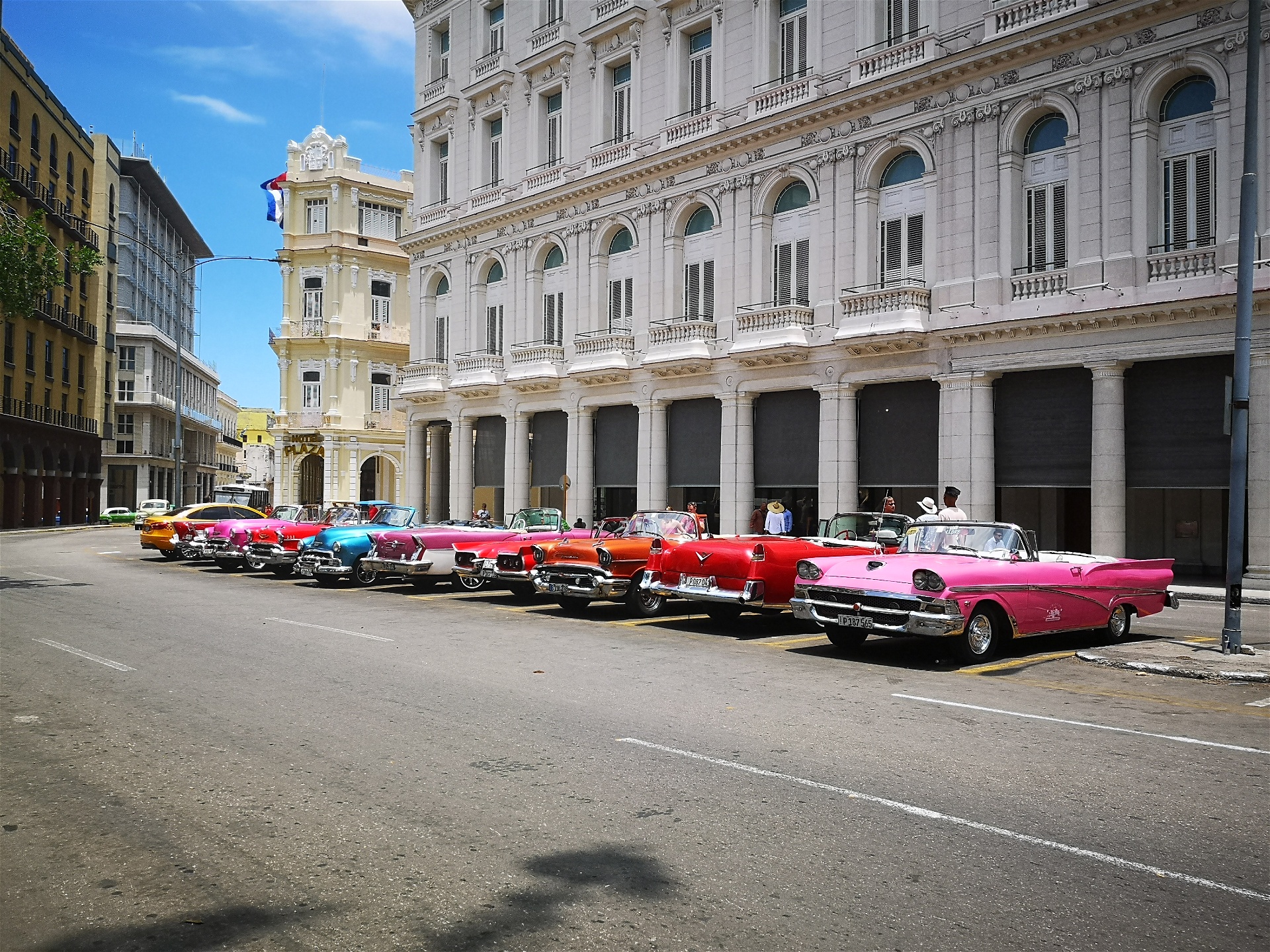 1950-talsbilar utanför lyxhotell i Havanna. Turismen är en av Kubas intäktskällor – men som USA-medborgare är det svårt att resa hit.