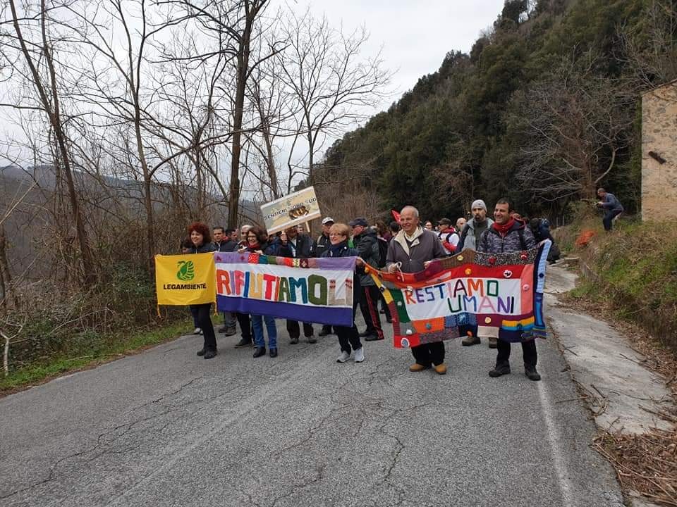 Protestmarsch från Collepardo till Trisultiklostret den 16 mars i år. 