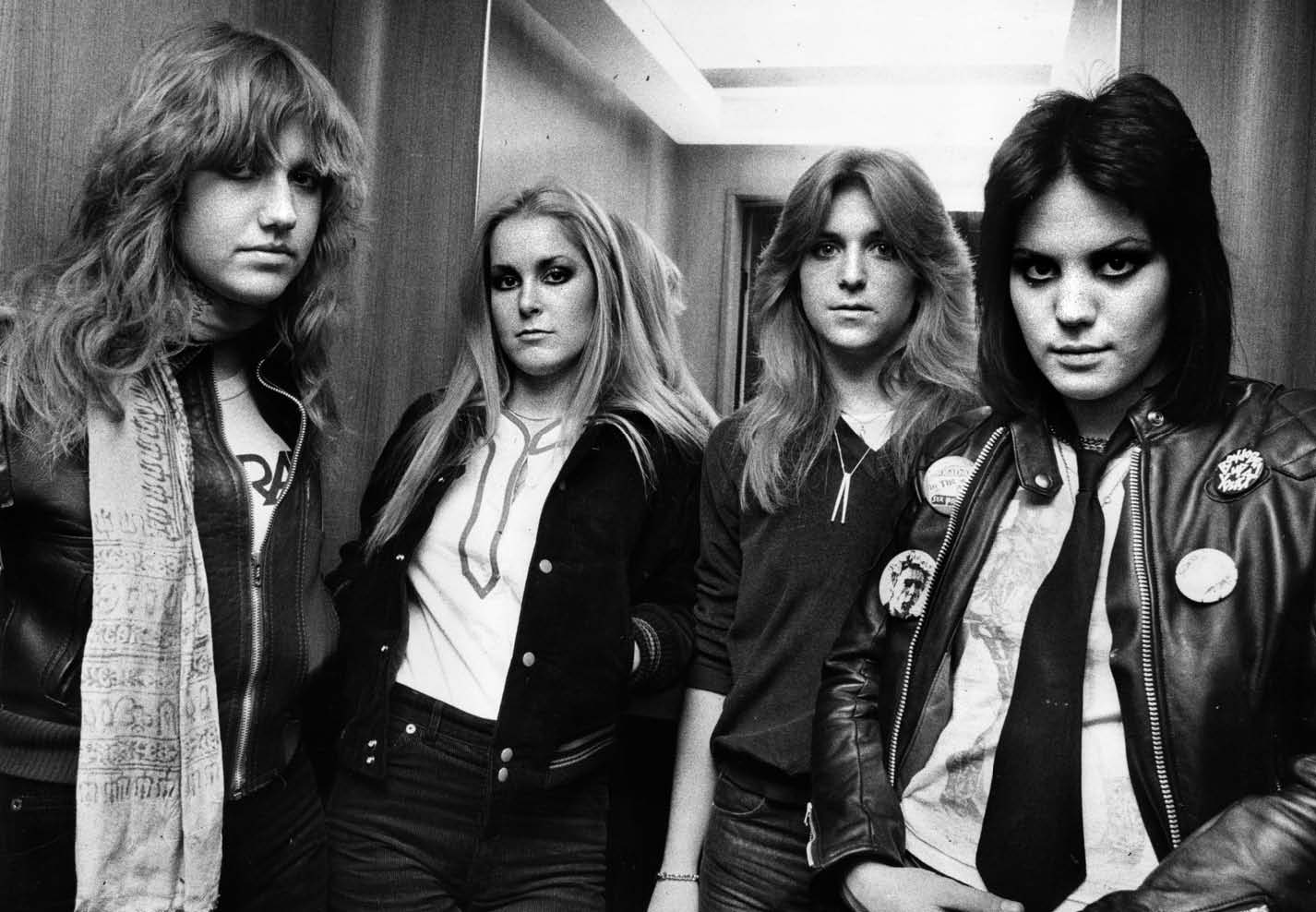 Vicki Blue, Lita Ford, Sandy West och Joan Jett i The Runaways. ”På ytan är det rock’n’roll men under densamma urskiljer vi
bråddjupet”, skriver Anna Charlotta Gunnarson om basisten Vicki Blues dokumentärfilm om bandets liv bakom kulisserna.