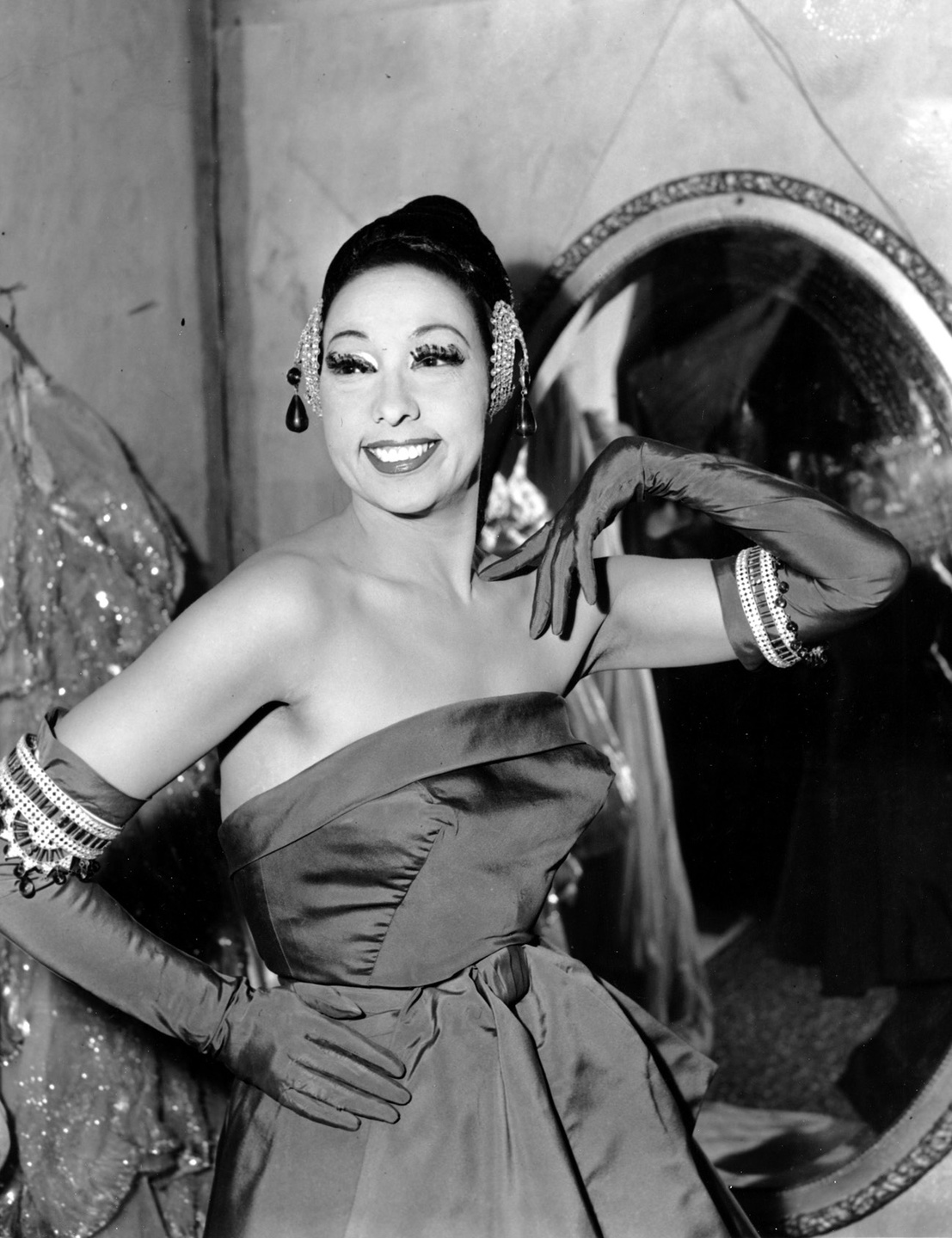 Amerikansk-franska Josephine Baker (1906–1975) var sångerska och varietéartist som också arbetade som spion för de allierade under andra världskriget, samt antirasistisk aktivist. Här i logen på Strand Theater i New York 1961.