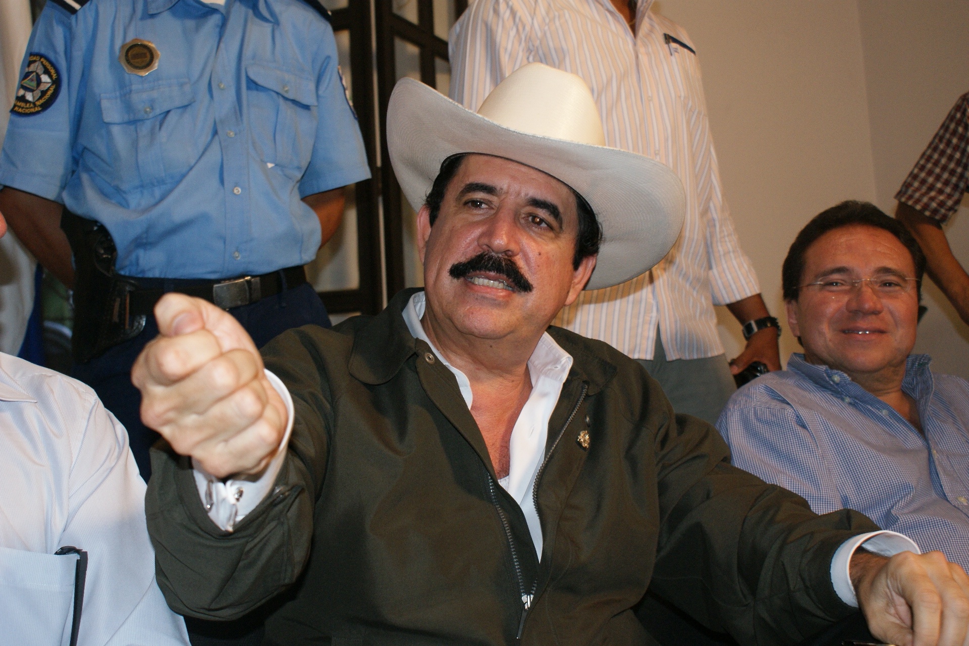 Manuel Zelaya uttalar sig till pressen under sin exil i Nicaragua efter statskuppen 2009.