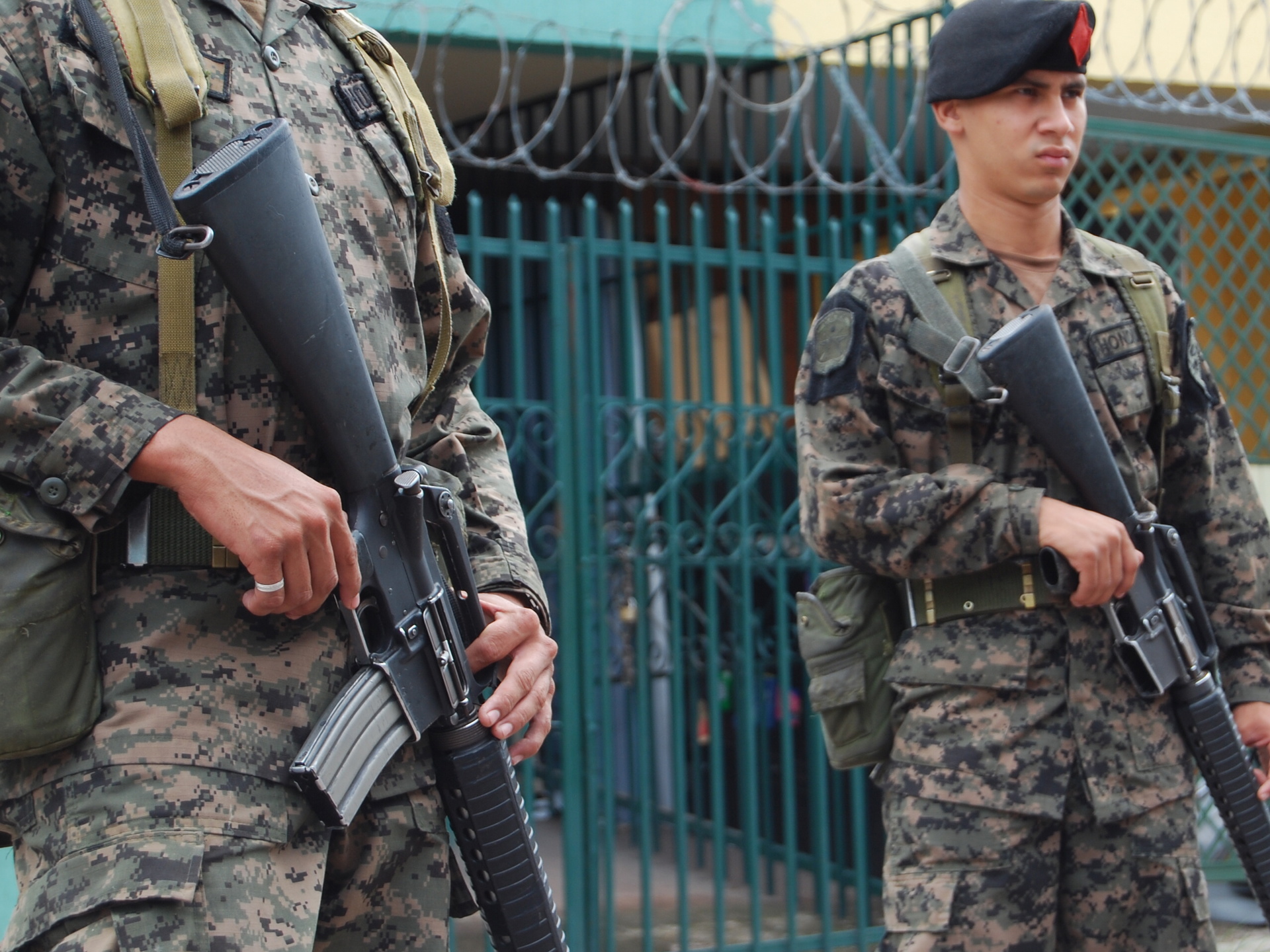 Militär vid Brasiliens ambassad i Tegucigalpa. Återmilitarise­ ringen av Honduras började med statskuppen och intensiverades av Juan Orlando Hernández, som införde polismilitära styrkor.