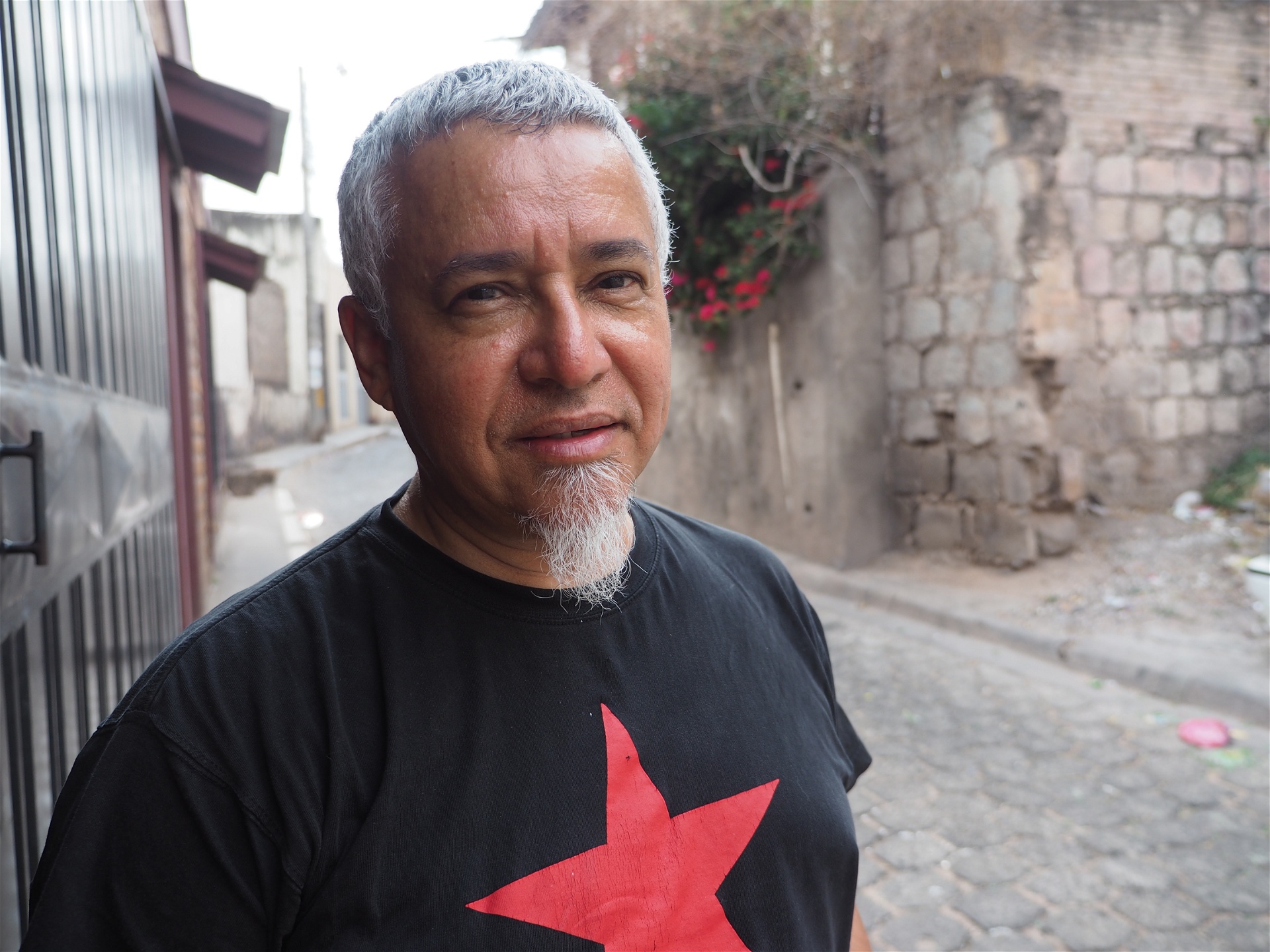 Musikern Alexis Palencia, som kallar sig vänsterorienterad, anser att också vänstern i Honduras är del av det postkoloniala arvet: ”Den utvecklar inte egna tankar och har en konservativ syn religion och kultur”, säger han.