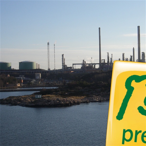Prrems logotyp inklippt över en bild av Preems raffinaderi i Lysekil.