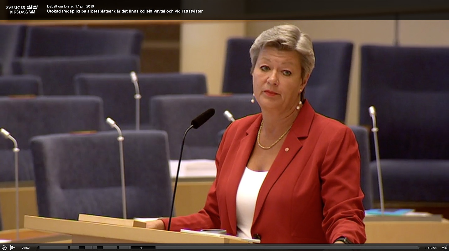 Arbetsmarknadsminister Ylva Johansson (S) menade att konflikträtten kommer att förbli stark även med den nu klubbade strejkrättsbegränsningen.