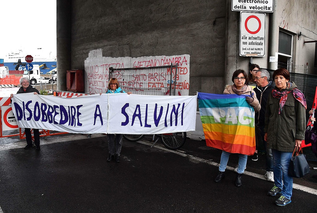 I maj i år kallade hamnarbetare i Italien till strejk och demonstrationer när de insåg att deras hamn användes för att lasta vapen till det brutala kriget i Jemen. ”Olydnad mot Salvini” (Italiens inrikesminister) står det på banderollen.